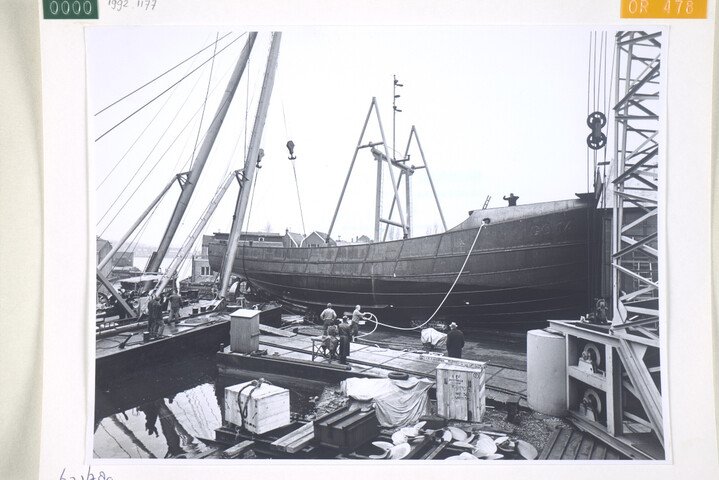 1992.1177; De tewaterlating van het casco van de motorviskotter GO 14; fotoreportage