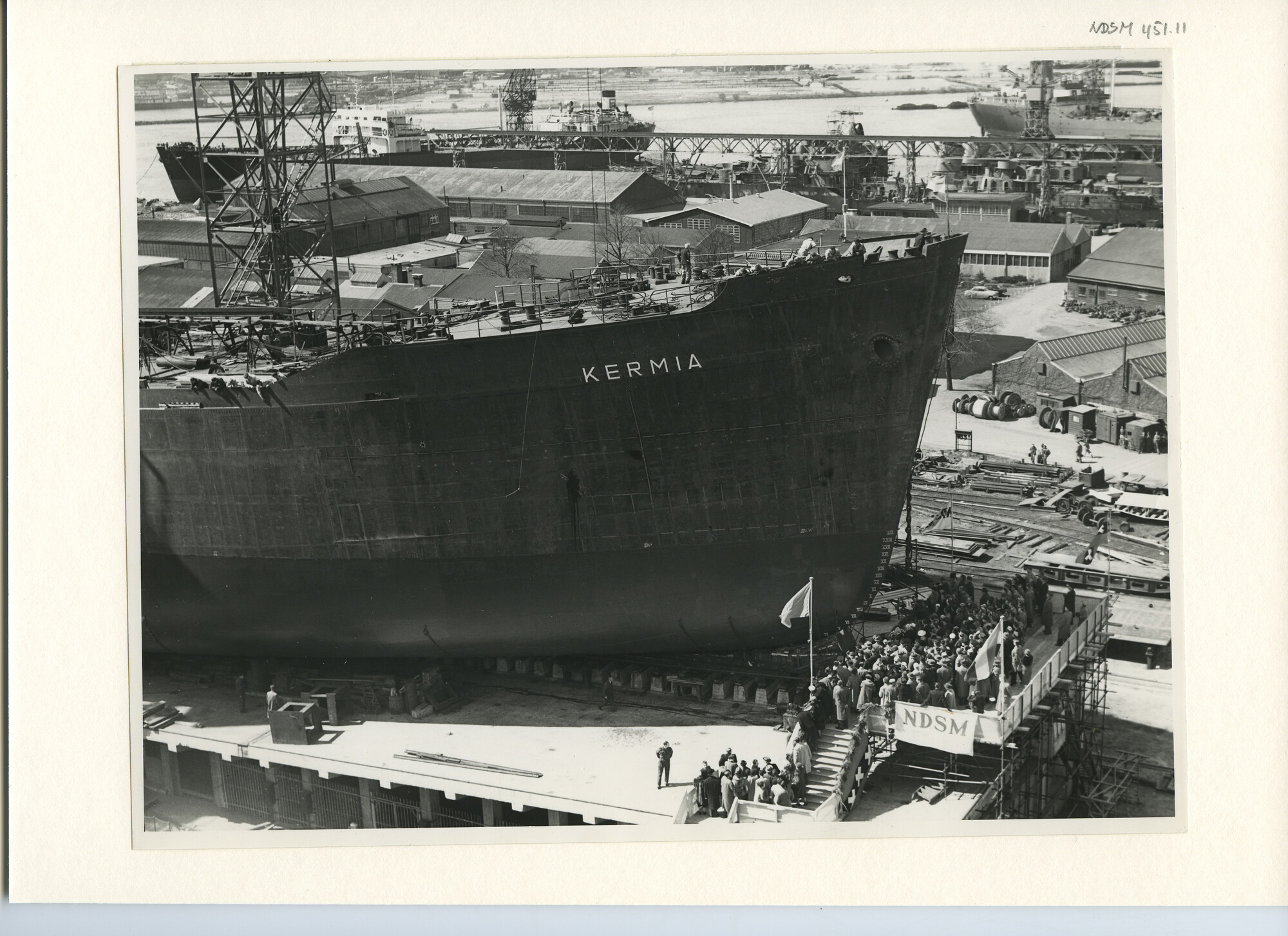 S.5444(2348)2; Foto van de tewaterlating van de tanker ss. Kermia bij de NDSM; foto