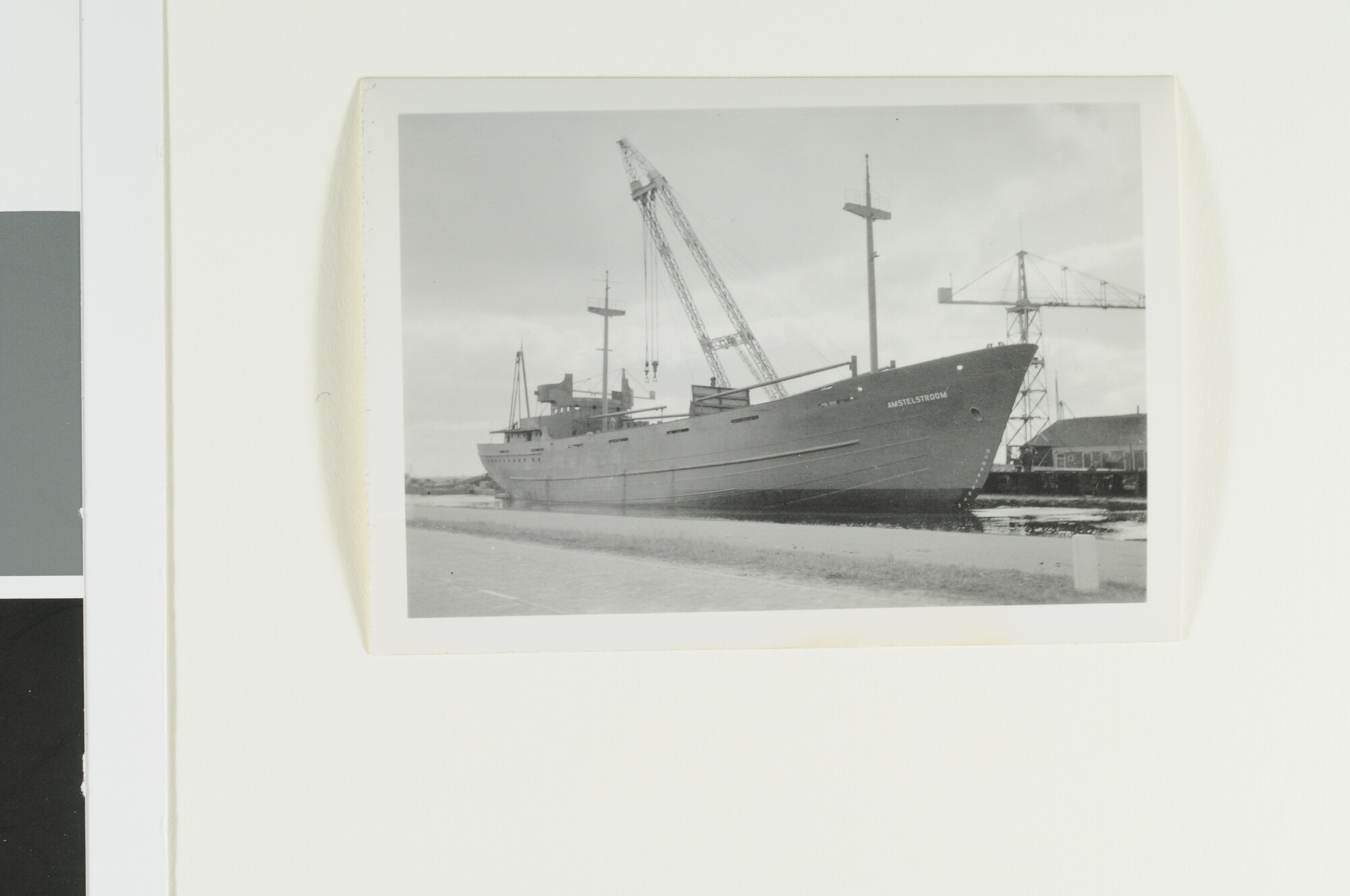 S.4380(04)527; Het vrachtschip ms. 'Amstelstroom' van de Hollandsche Stoomboot Maatschappij afbouw bij de werf van E.J. Smit & zn; foto