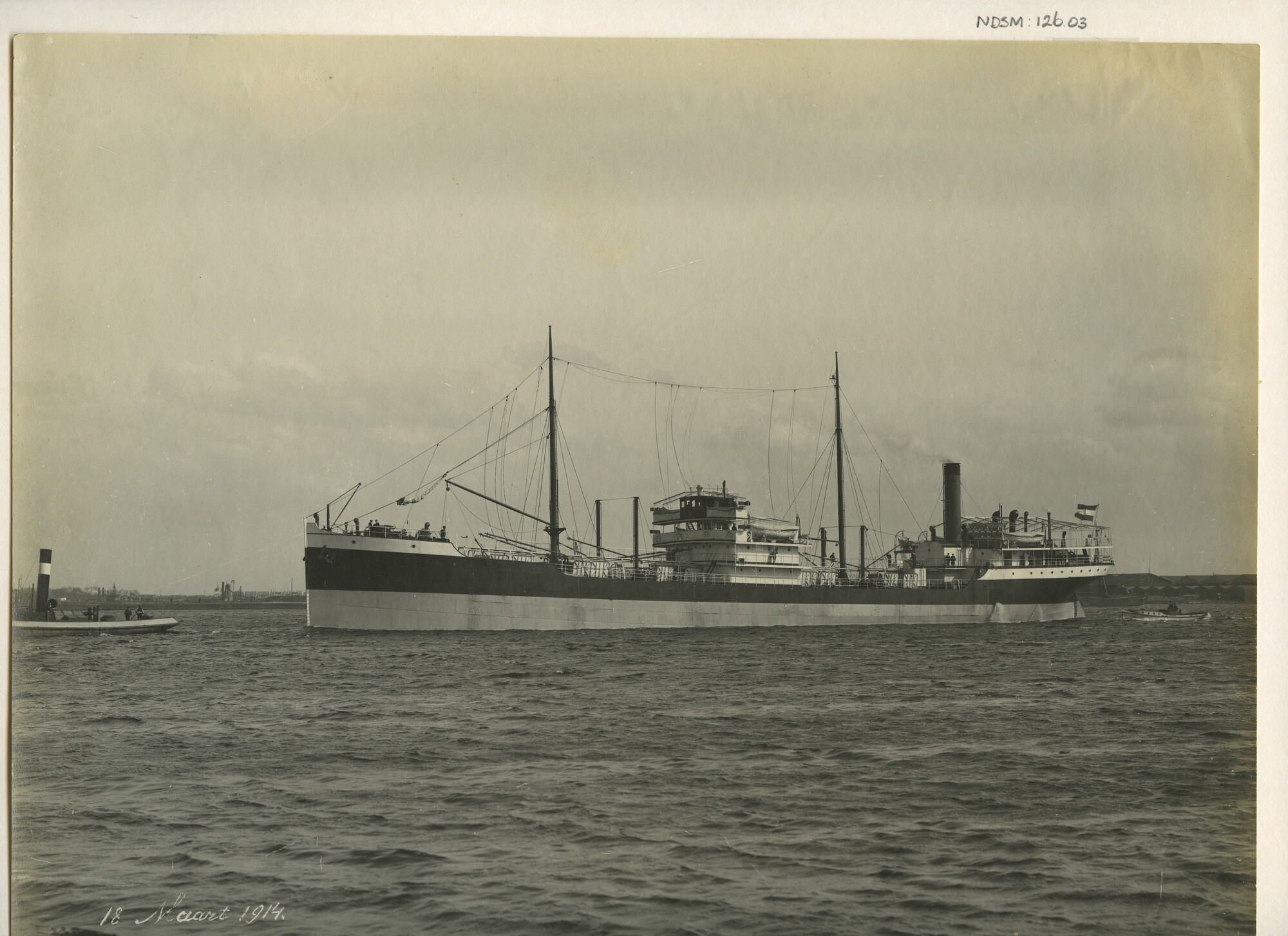S.5444(0369); Foto van de tanker ms. Artemis tijdens de proefvaart; foto