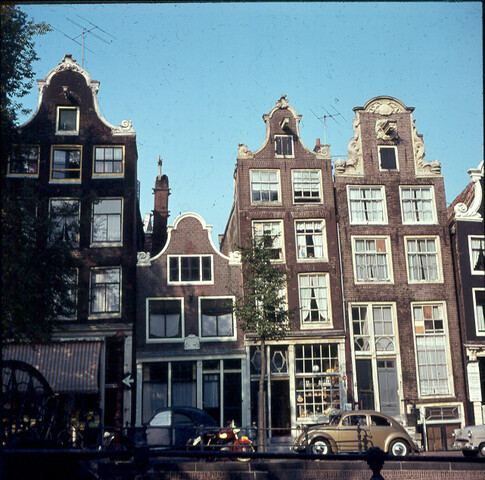 S.9100(0250); Grachtenpanden aan de Brouwersgracht te Amstedam; diapositief
