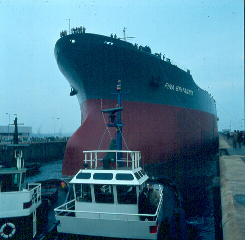 S.9100(6251); Dia van de mammoettanker 'Fina Brittannia' in Noordersluis IJmuiden; diapositief