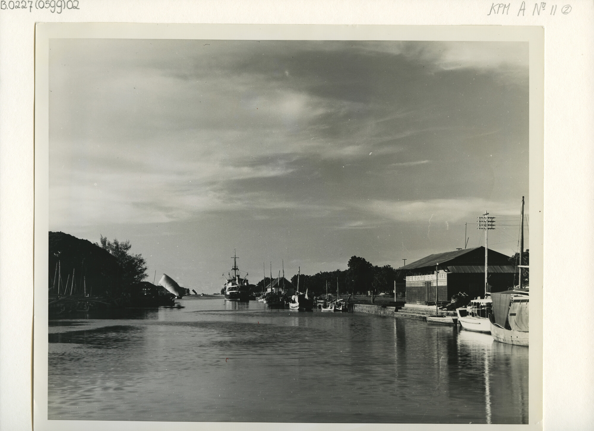 B.0227(0599)02; Overzicht van de Prauwenhaven te Tandjong Priok; foto