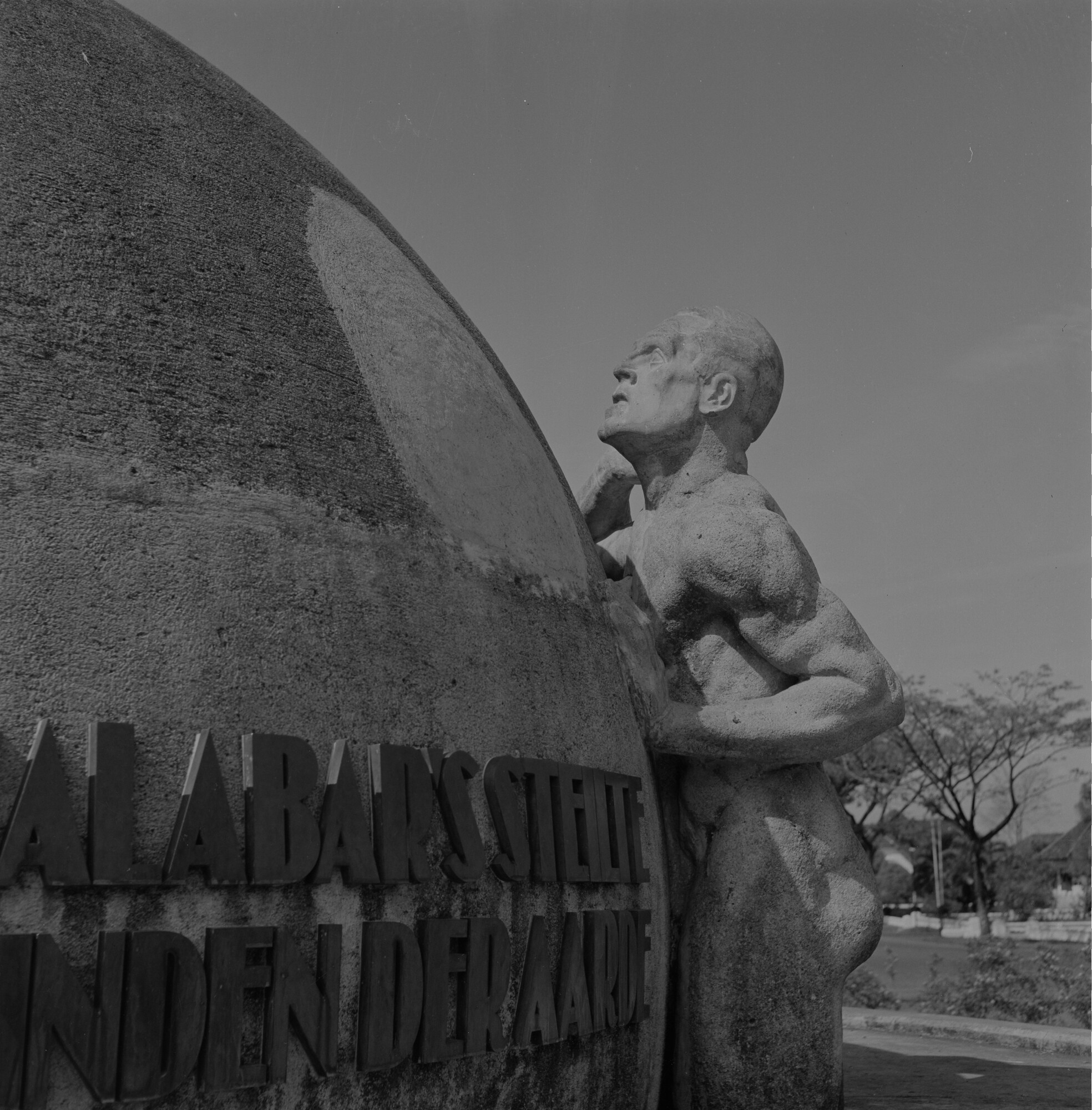 2015.3373; Negatief van het Radio Monument in Bandoeng (Bandung); negatief