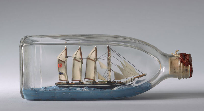 2000.2594; Model van een viermastvolschip in een fles; scheepsmodel