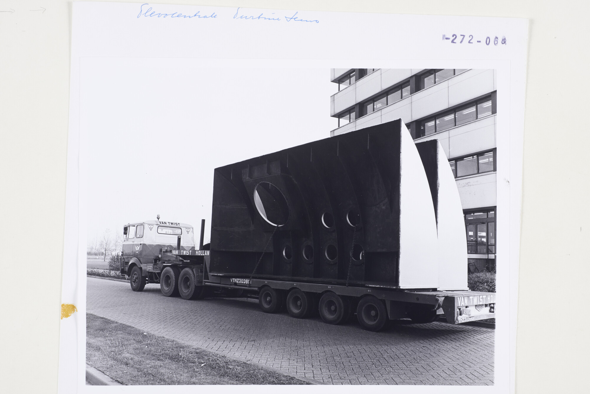 S.5444(5438)1; Foto van een transport van een turbinehuis; foto