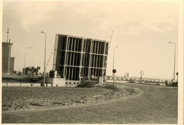 S.5219(12)0553; Fotos van in- en exterieur van een nieuwe ophaalbrug bij Lelystad; fotoreportage