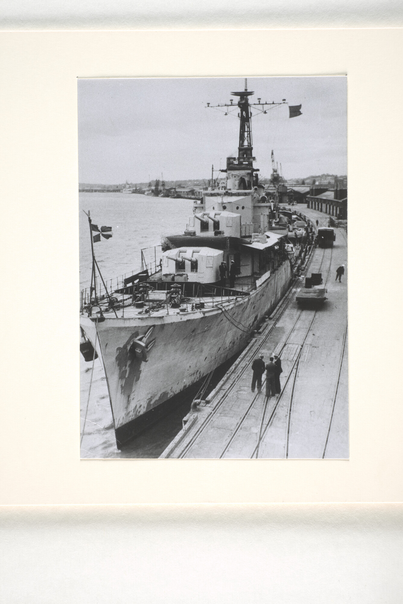 1995.1388; De torpedobootjager Hr.Ms. Van Galen (ex- HMS Noble) afgemeerd in de haven van Perth (Vooraanzicht), 1946; foto