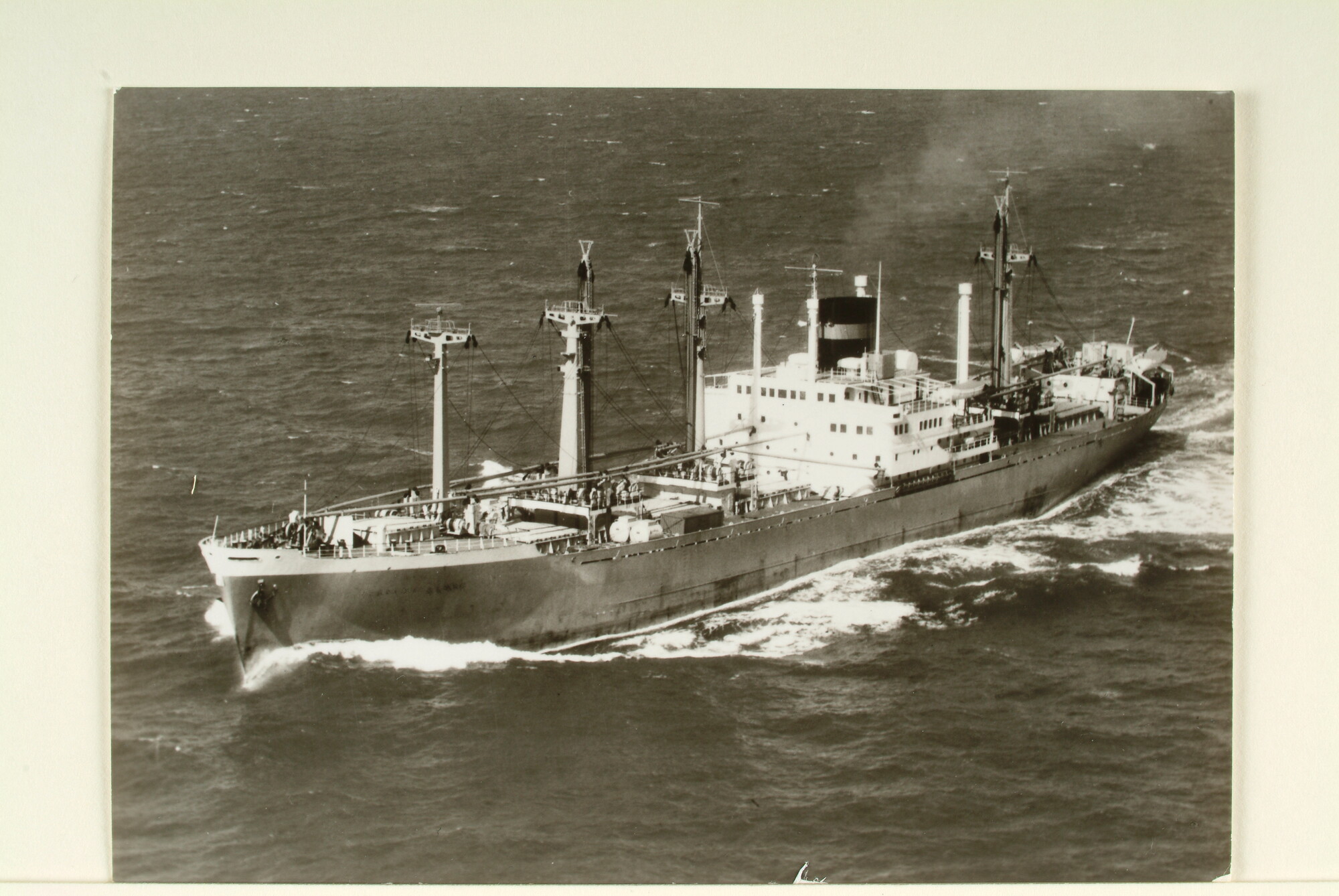 2003.1442; Luchtfoto van het vrachtschip met passagiersaccommodatie ms. 'Madison Lloyd' van de Nedlloyd Lijnen; prentbriefkaart