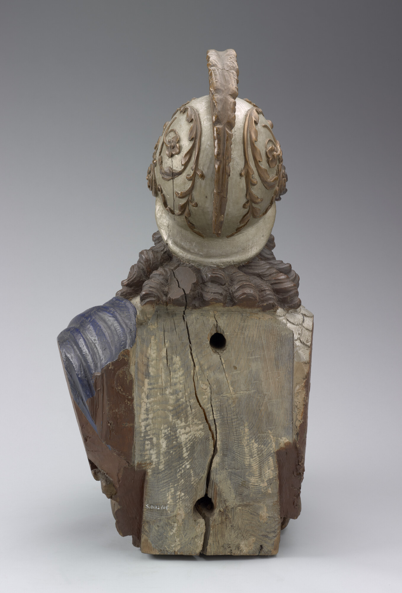 S.0132(01); Schegbeeld, voorstellend een vrouw in Romeinse tunica; boegversiering