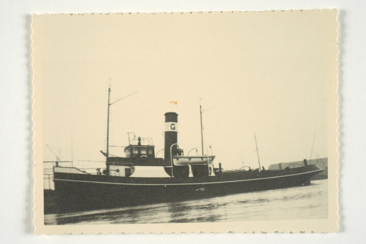 S.5219(12)0666; De zeesleepboot 'Geertruida XIV' gebouwd op de ASM-werf voor Ir. L. Groenewegen te Dordrecht bakboordaanzicht; foto