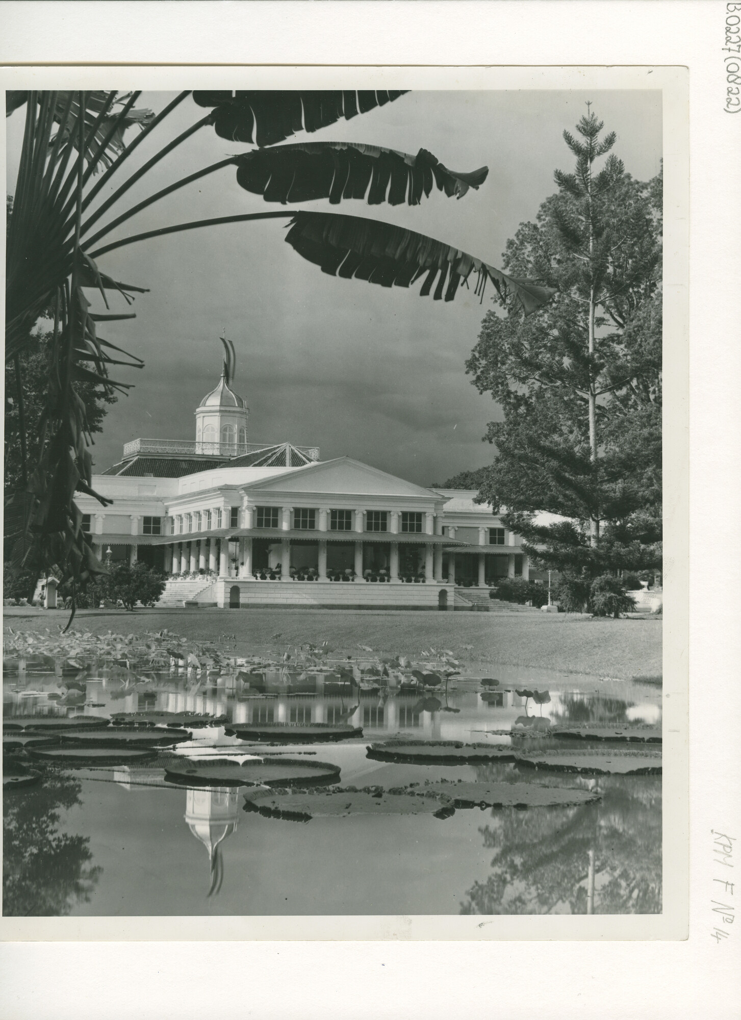 B.0227(0822); Het paleis van de Gouverneur Generaal van Nederlands-Indië te Buitenzorg; foto