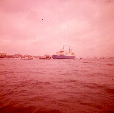 S.9100(2186); Dia van de eerste aankomst (maiden voyage) van de Zweedse veerboot 'Tor Anglia' van Rederi A/B Tor Line in Amsterdam [...]; diapositief