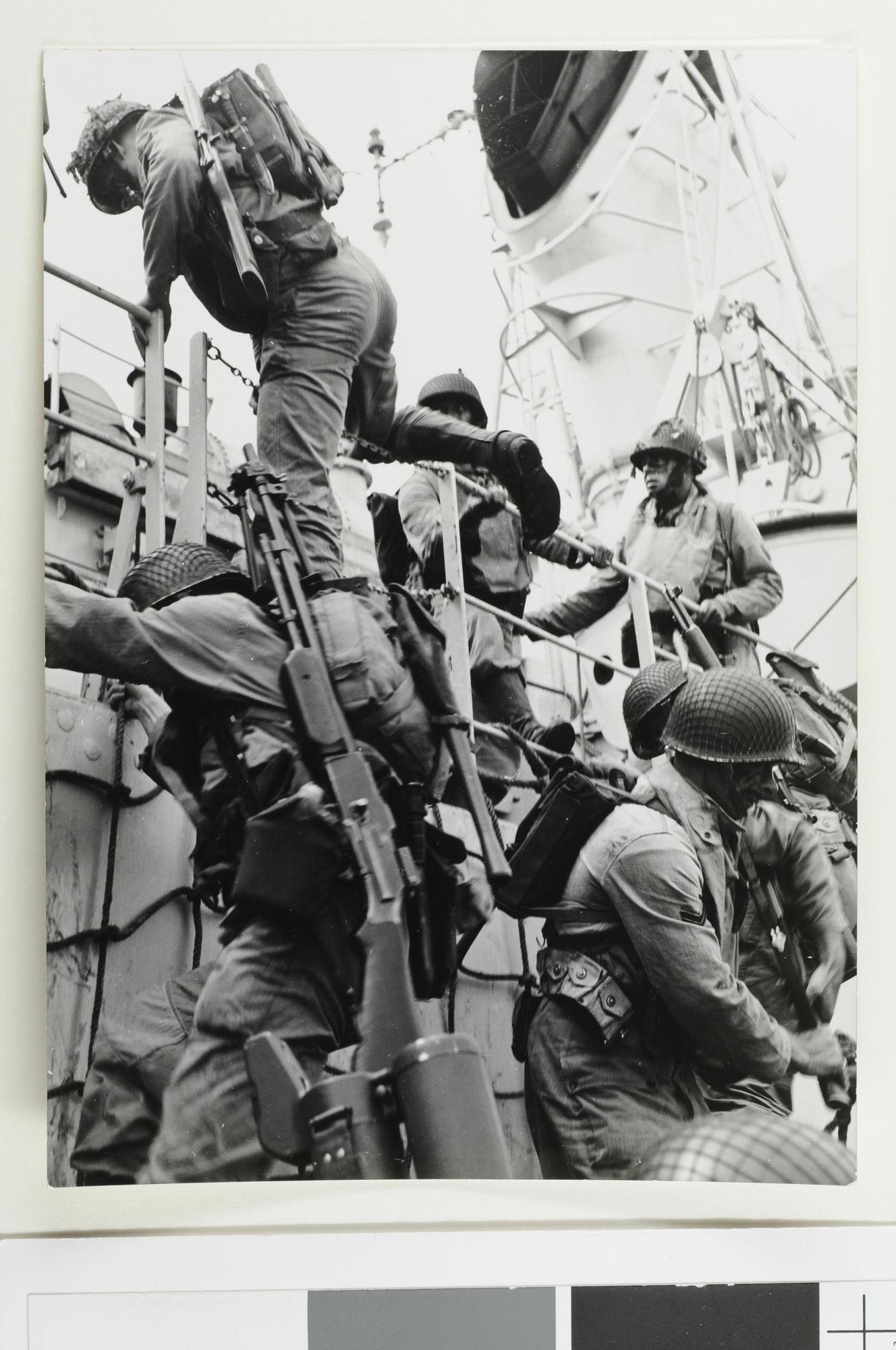 1992.1498; Mariniers gaan (met een net) vanaf een onderzeebootjager een landingsvaartuig [...]; foto