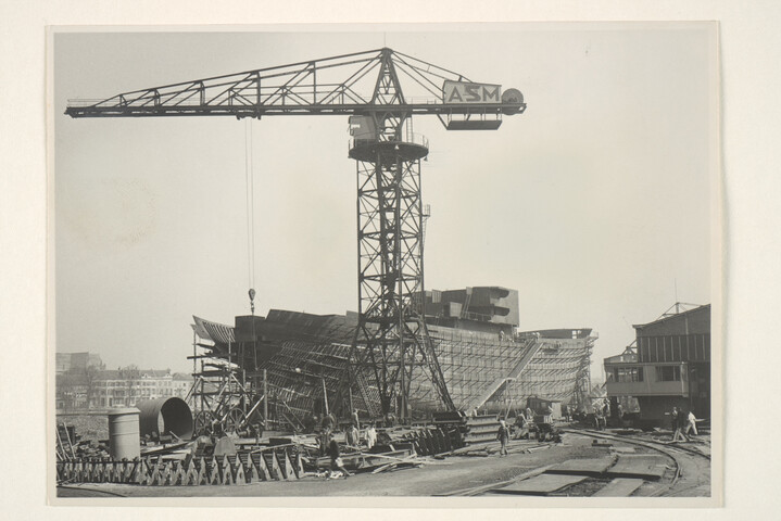 S.5219(12)0109; Foto's van de bouw van het Finse vrachtschip ss. 'Pamilo' voor Enso Gutzeit te Helsinki op de dwarshelling van de ASM; fotoreportage