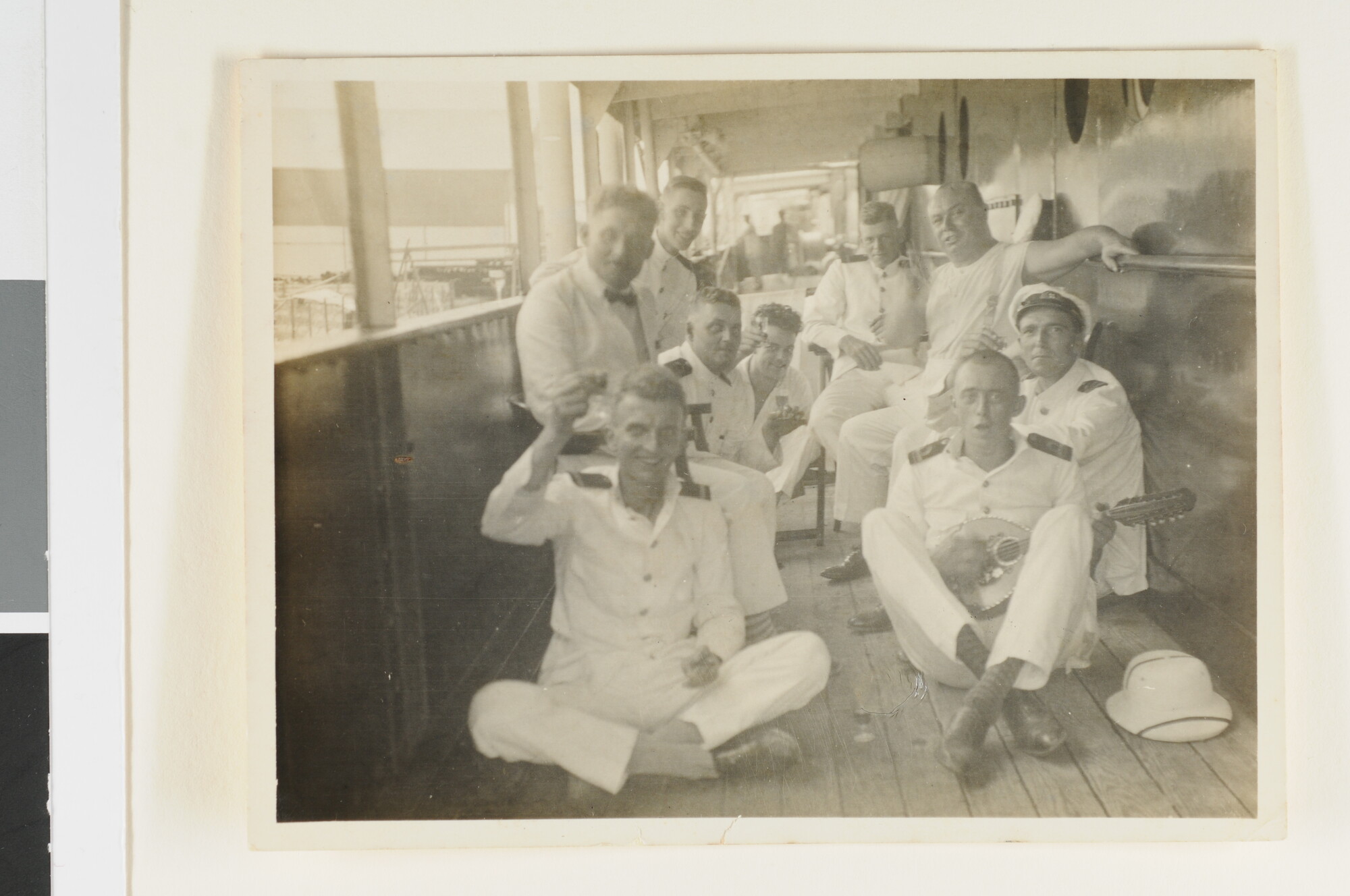S.7372(09); Feestende en drinkende bemanningsleden aan dek van het ss. Jacatra [...]; foto