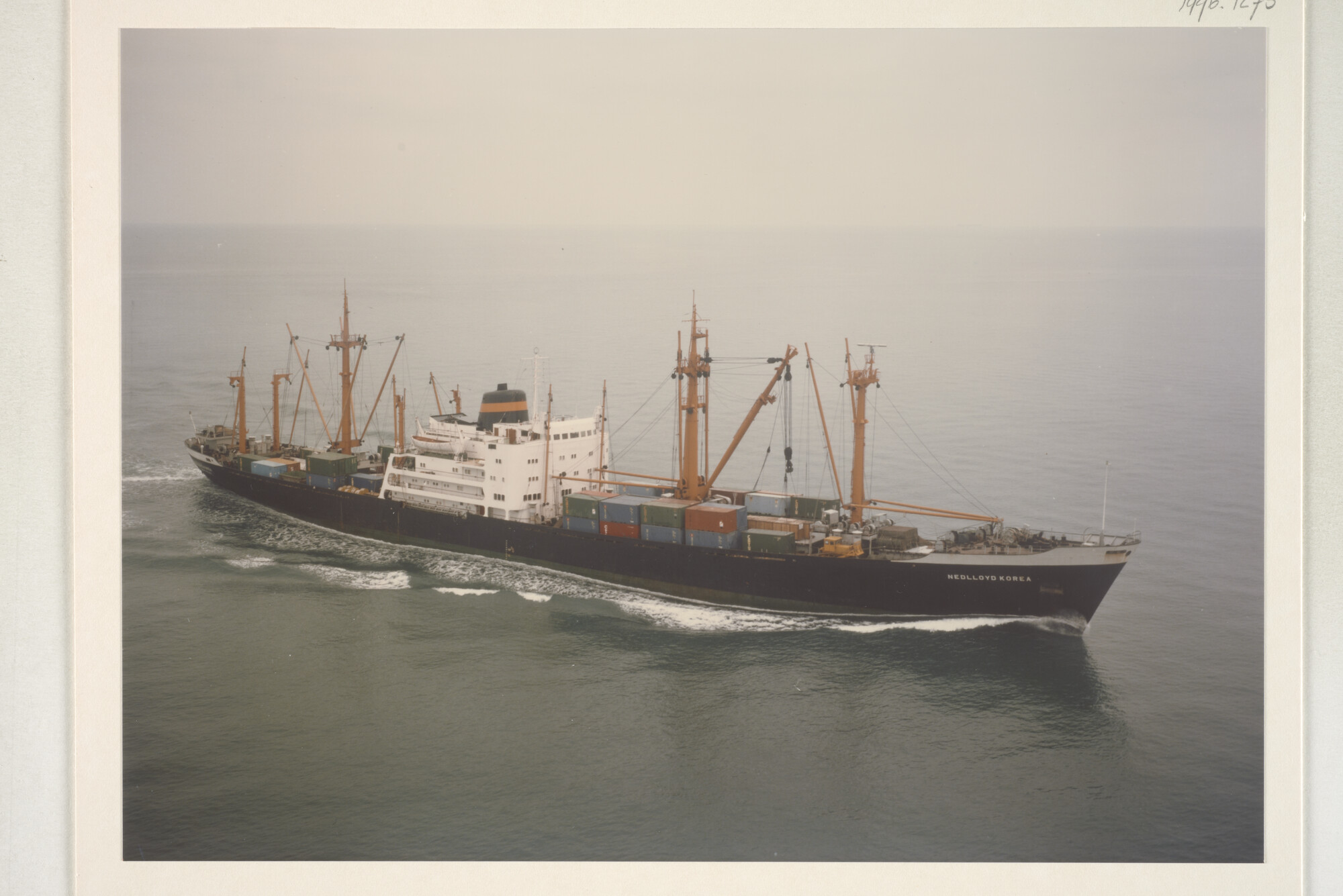 1996.1275; Luchtfoto van het vrachtschip ms. Nedlloyd Korea (ex- Kloosterkerk van de VNS [...]; foto