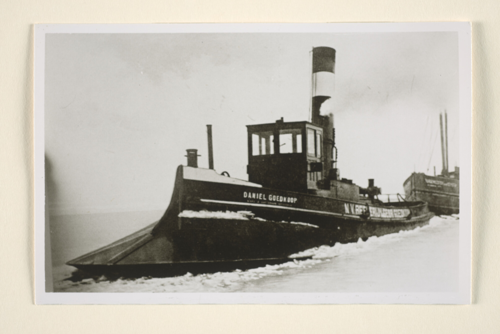 1996.3467; De stoomsleepboot 'Daniël Goedkoop' van Reederij v/h Gebr. Goedkoop uitgerust als ijsbreker; foto