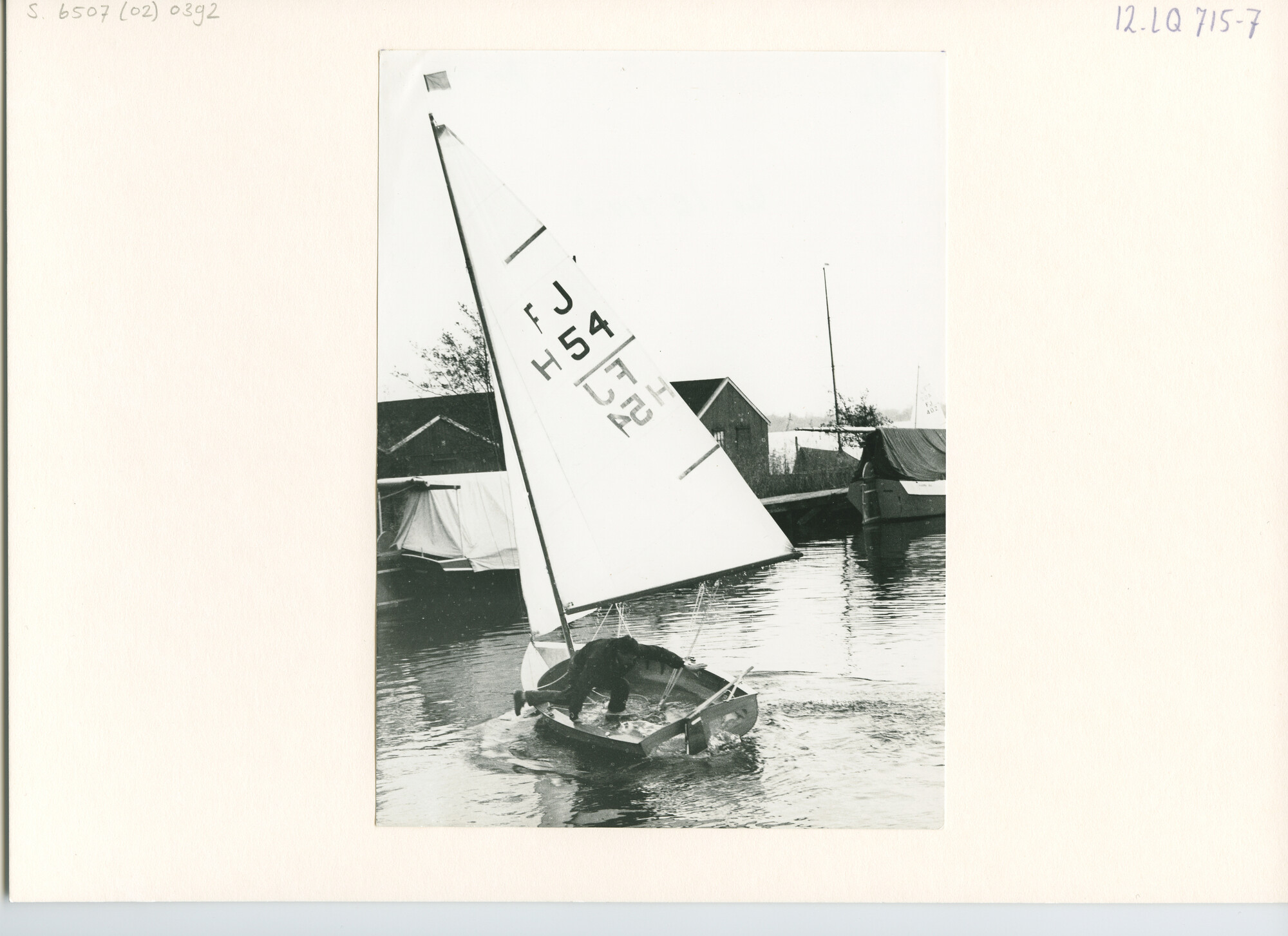 S.6507(02)0392.03; Zwart-wit foto van een demonstratie van het omslaan met de plakhouten Flying Junior [...]; foto