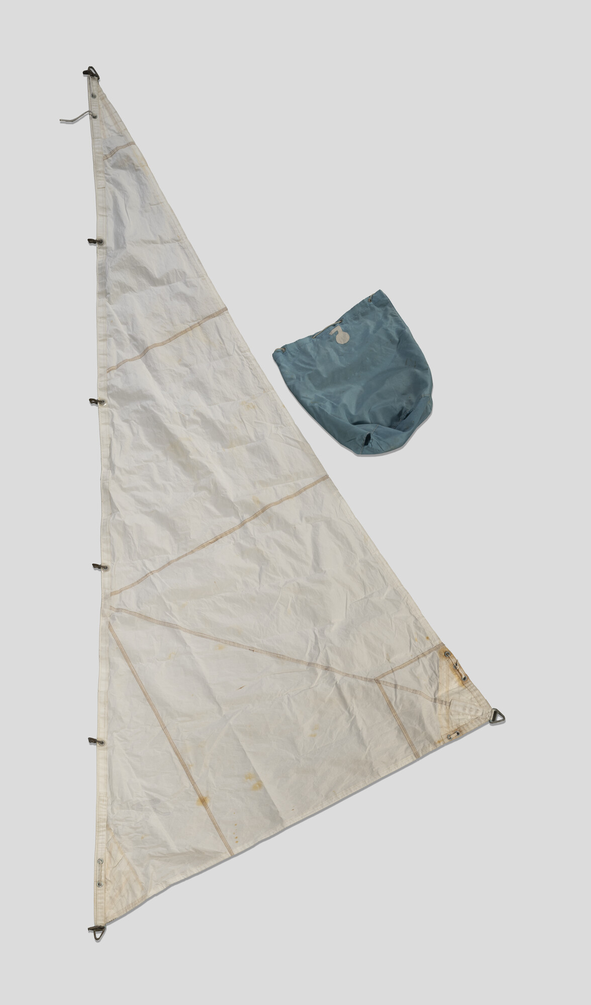 2019.1053-024; Stormzeil of stormfok, onderdeel van de uitrusting gebruikt door Herman Jansen tijdens zijn zeilreizen met de Sounion; zeil