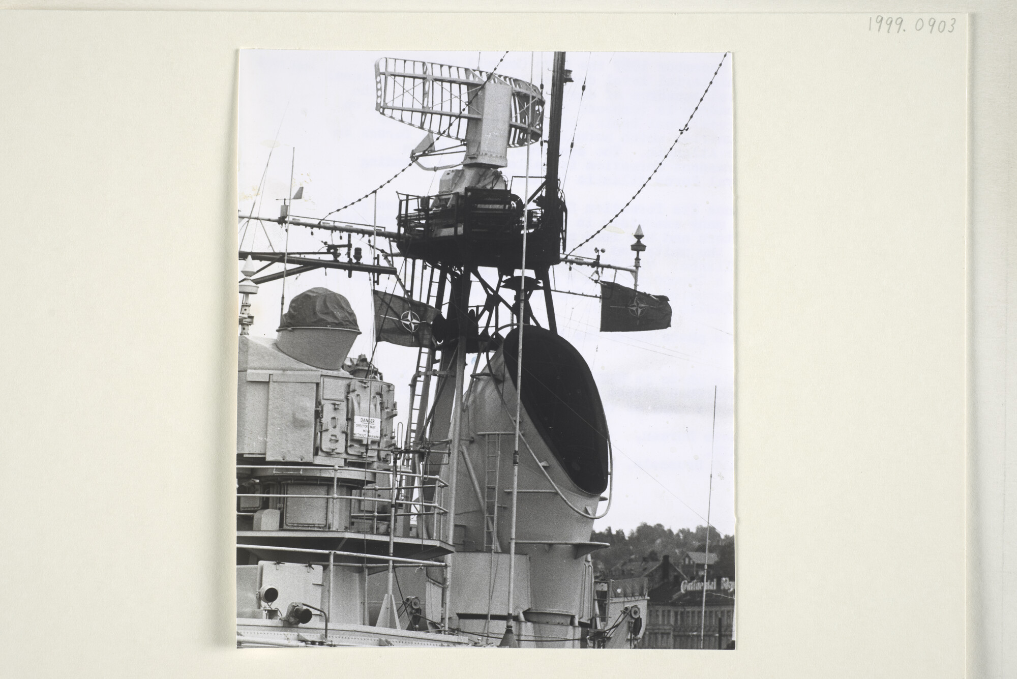 1999.0903; Detailfoto van de NAVO-vlag in de mast van een Nederlandse onderzeebootjager [...]; foto