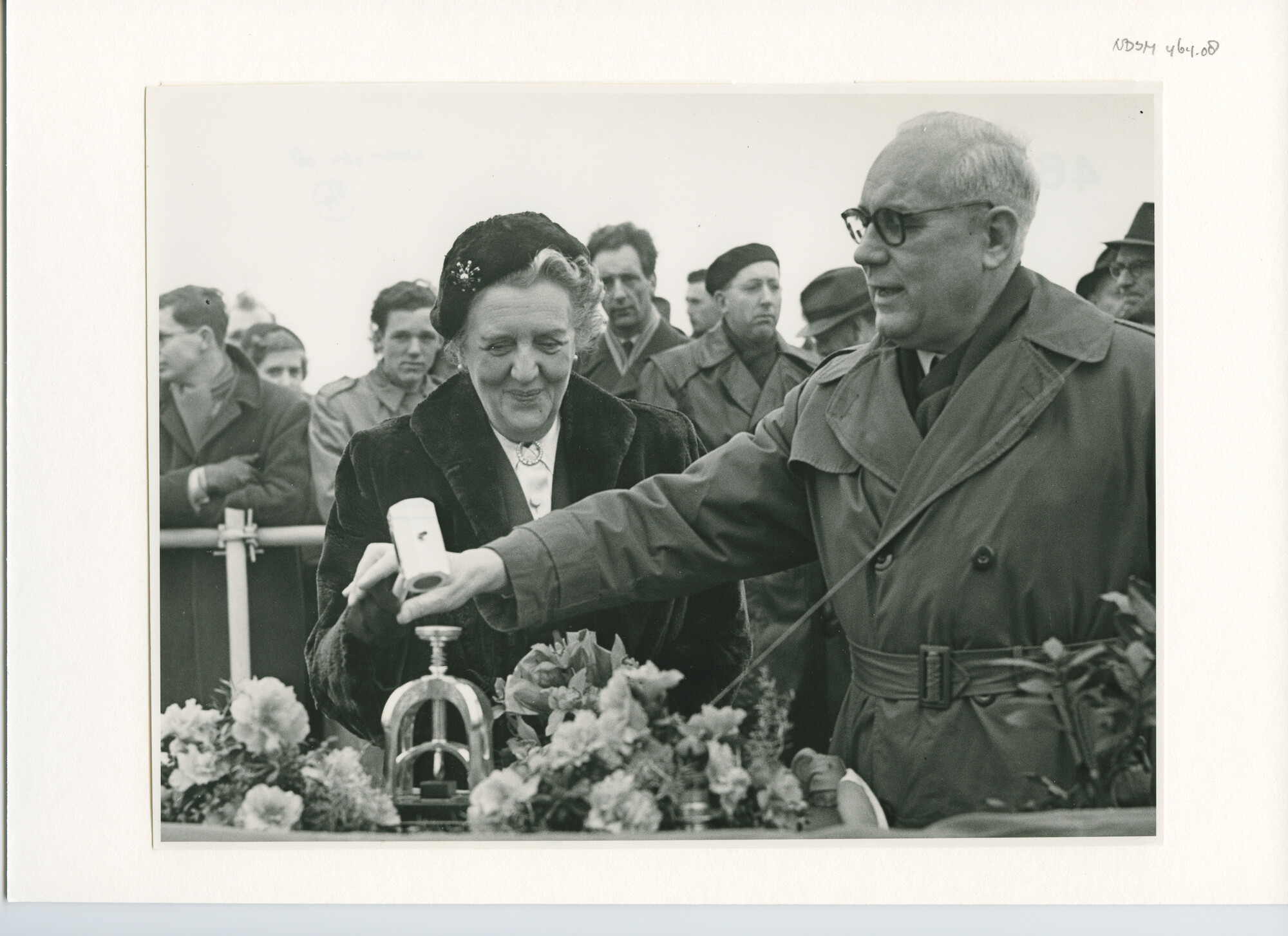S.5444(2561)3; Foto van de tewaterlating van het vrachtschip ms. Ouwerkerk; foto