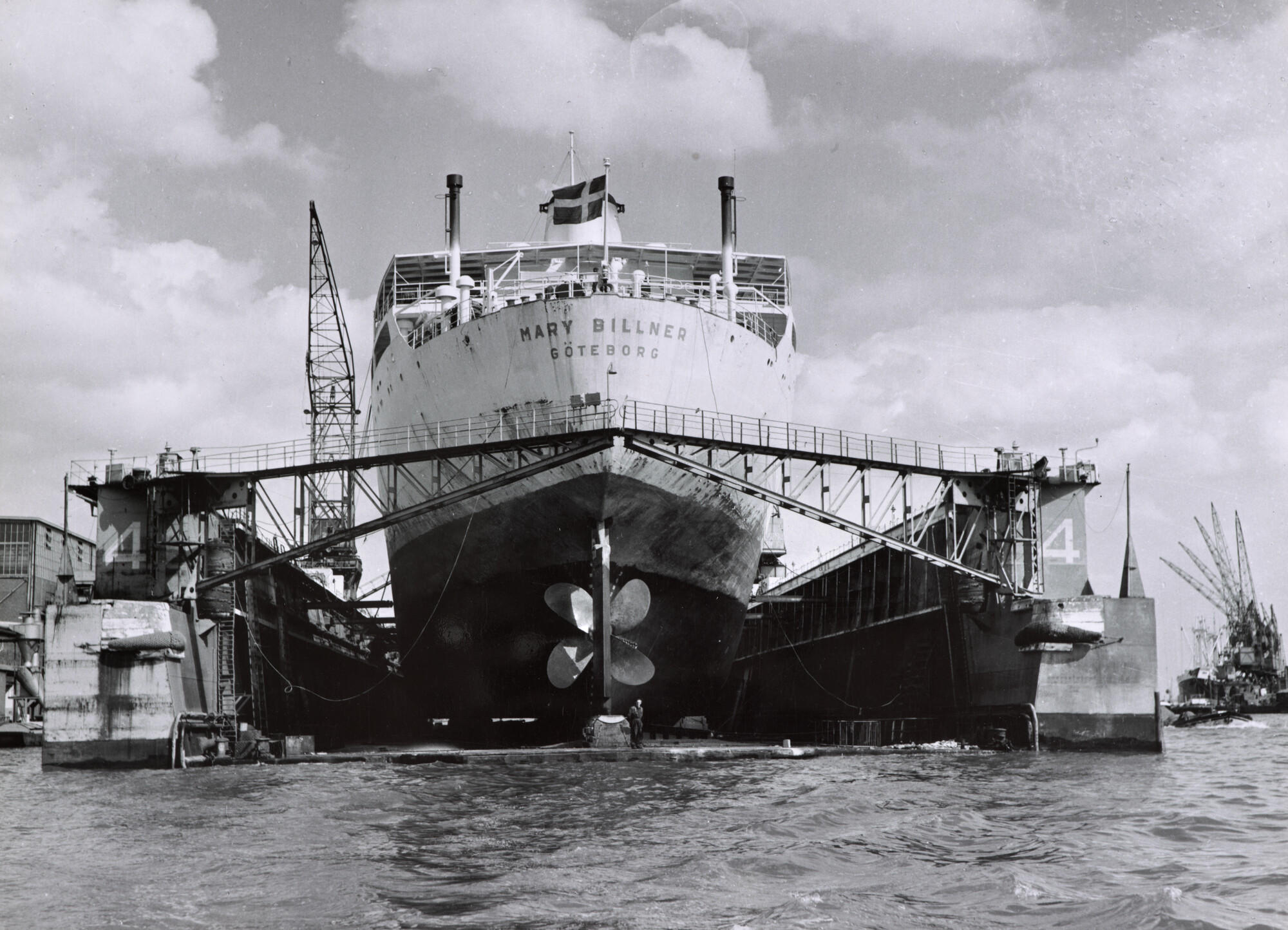 1998.0438; De Zweedse tanker ms. 'Mary Billner' van Billners Rederi uit Gothenburg in het Hendrikdok bij de ADM te Amsterdam [...]; foto