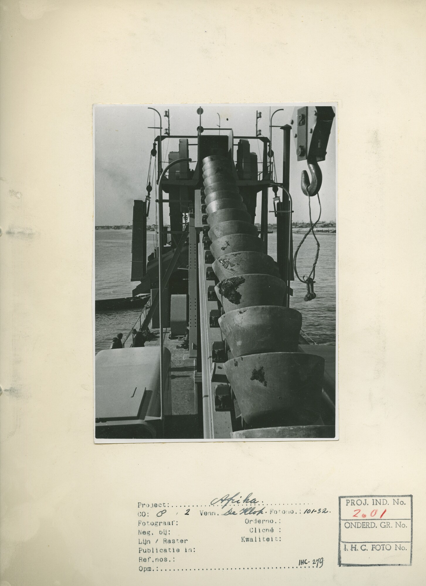 S.6268(53)01; Blad met foto van de emmerbaggermolen Afrika; foto