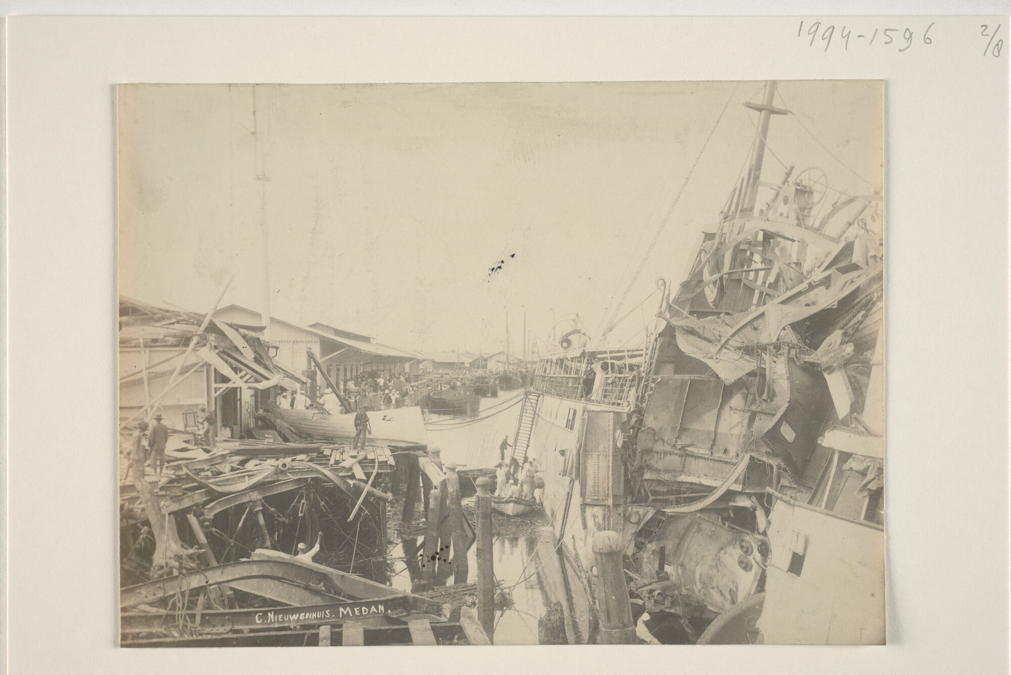 1994.1596; Schadefoto's van het ss. 'Pahud' na de ketelexplosie aan de steiger te Belawan-Deli, april 1908; fotoreportage