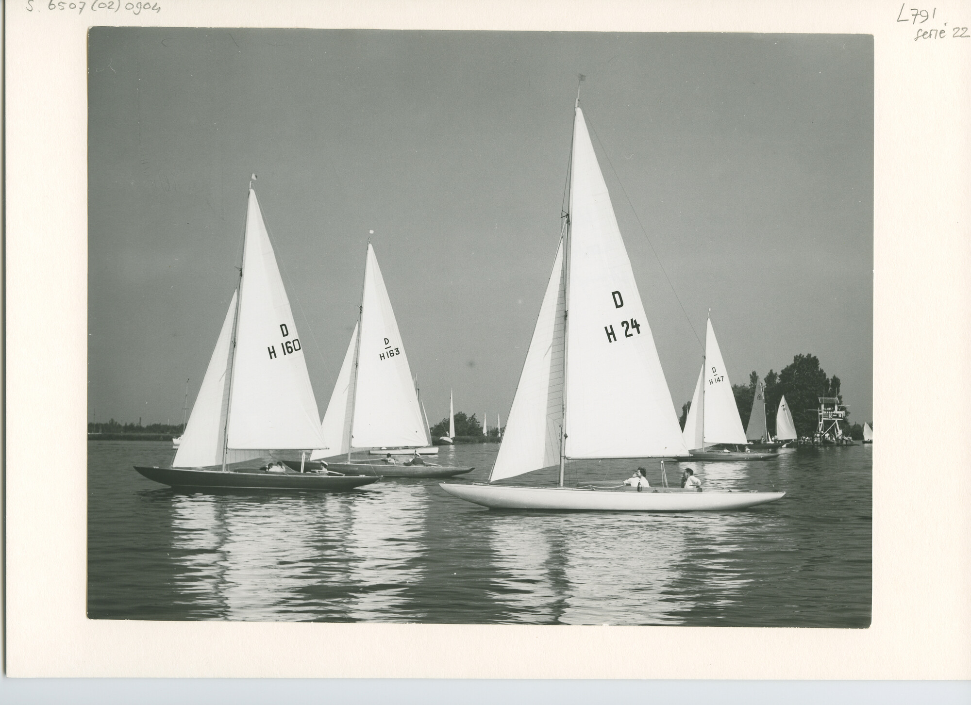 S.6507(02)0904; Zwart-wit foto van de Drakenklasse op de Westeinderplassen; foto