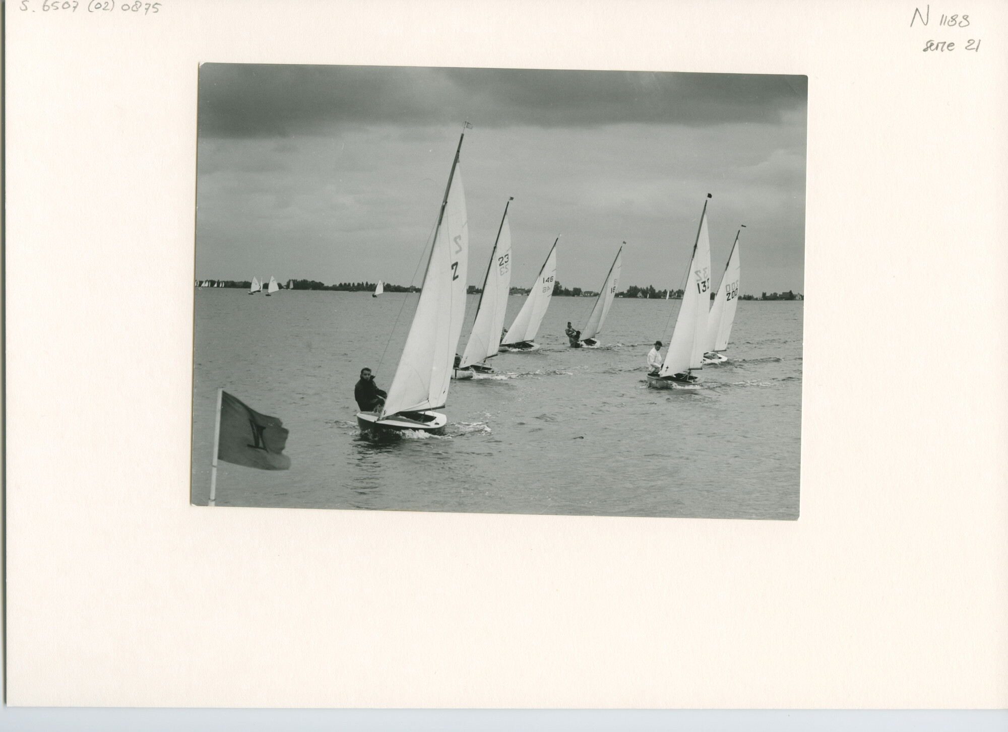 S.6507(02)0875.05; Zwart-wit foto van de Jeugdklasse op de Westeinderplassen en Kagerplassen; foto