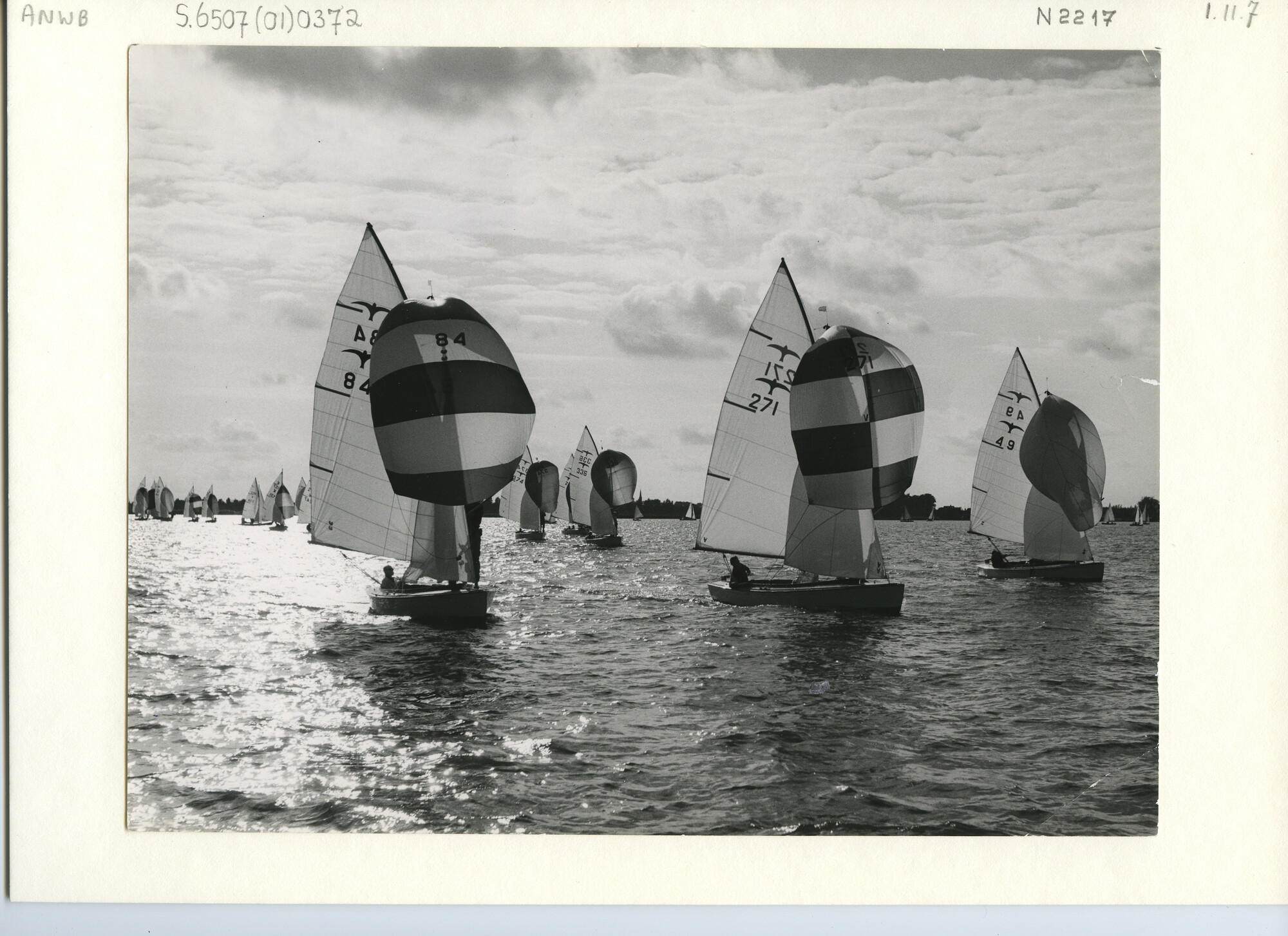 S.6507(01)0372; Foto van de Valkenklasse voor de wind op het Alkmaardermeer; foto