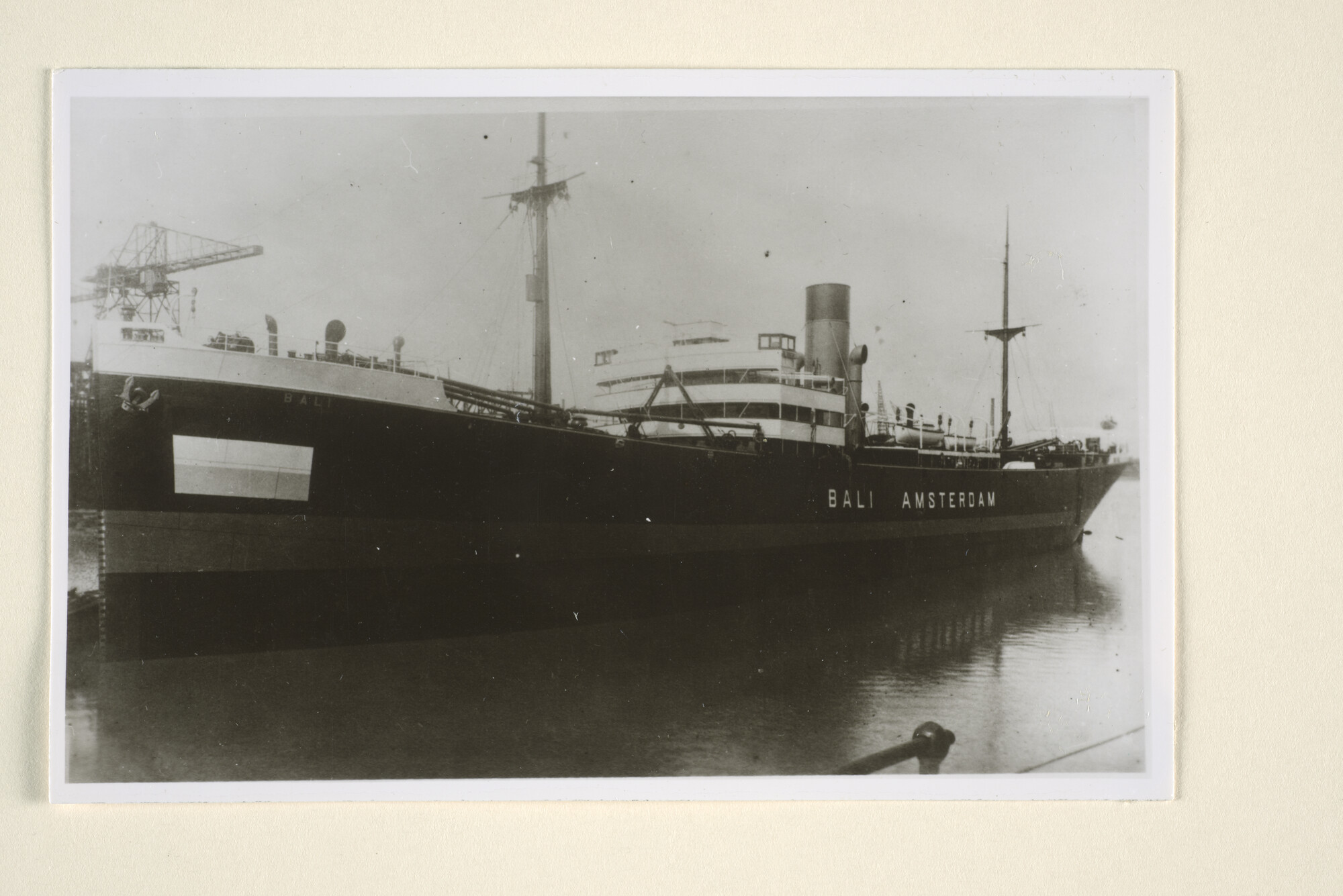 1995.1743; Het vrachtschip ss. 'Bali' van de SMN, vermoedelijk afgemeerd bij werf van de RDM te Rotterdam, 1917; foto