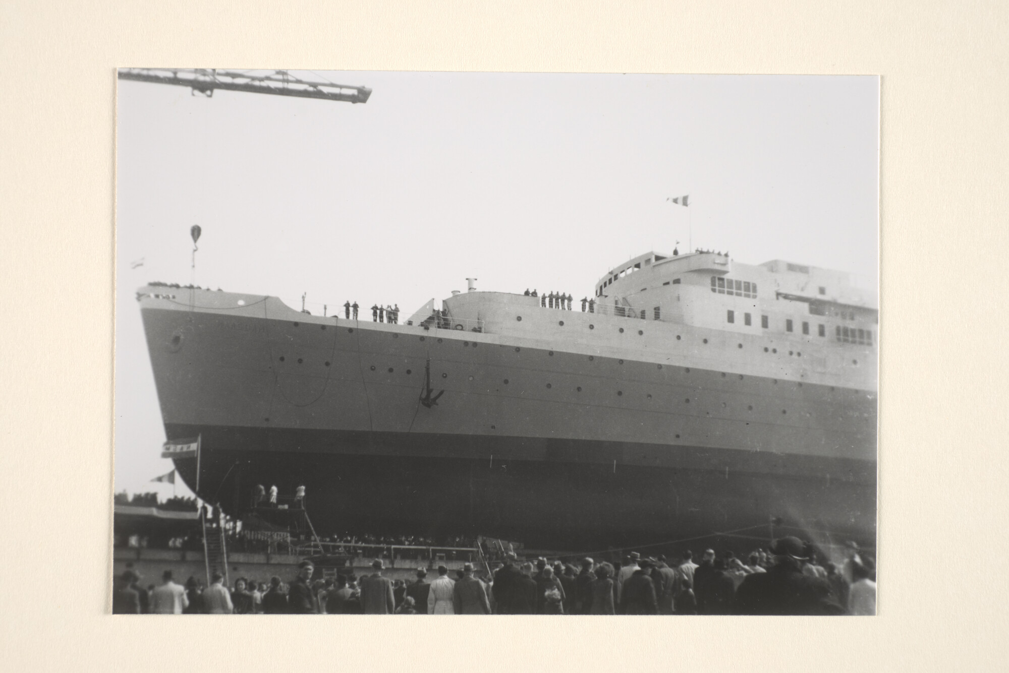 1995.5828; Het passagiersschip ss. 'Maasdam' van de HAL gezien vlak voor de tewaterlating bij de werf van Wilton Fijenoord NV; foto