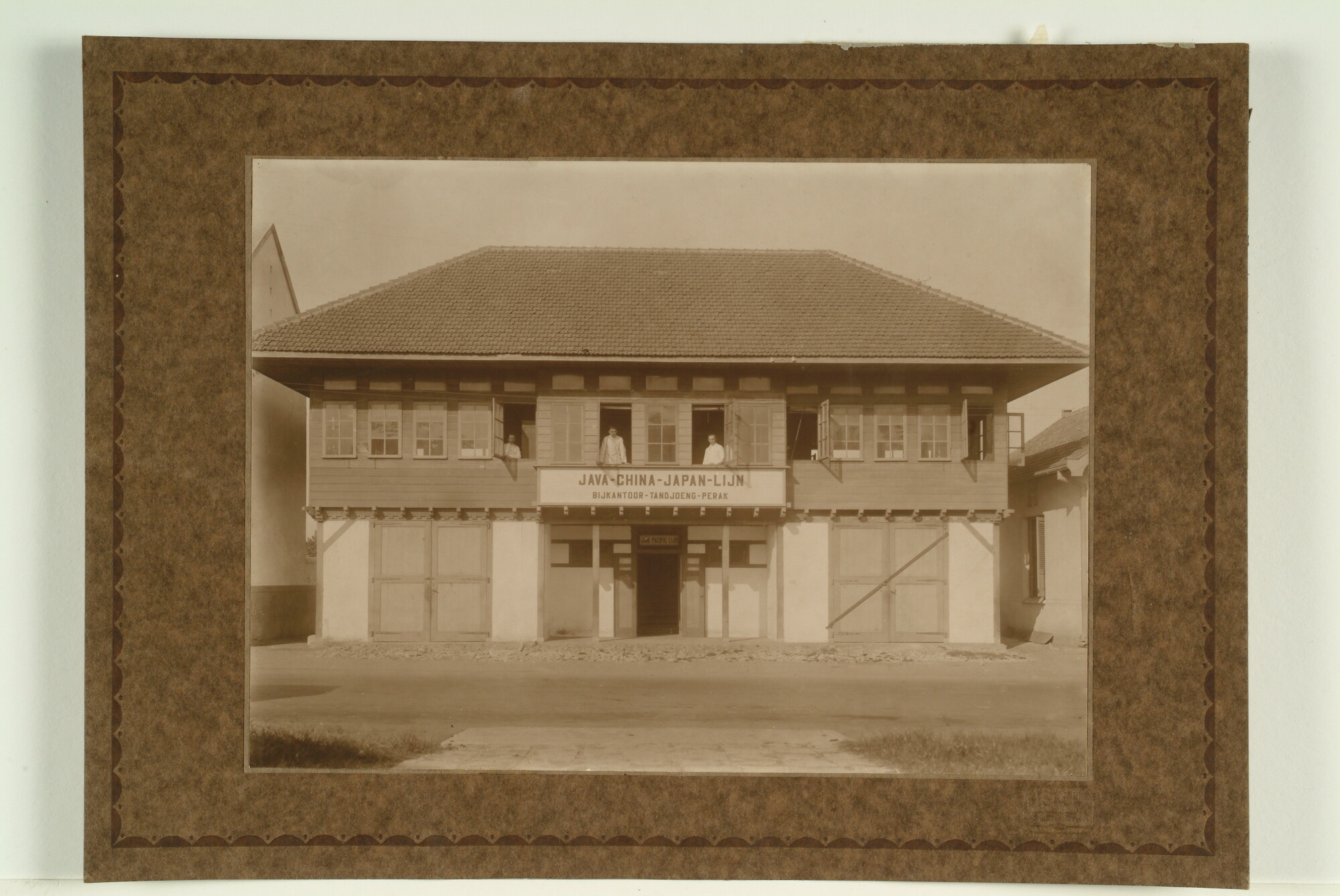 1996.1614; Het bijkantoor van de Java China Japan Lijn te Tandjoeng Perak (Soerabaja); foto