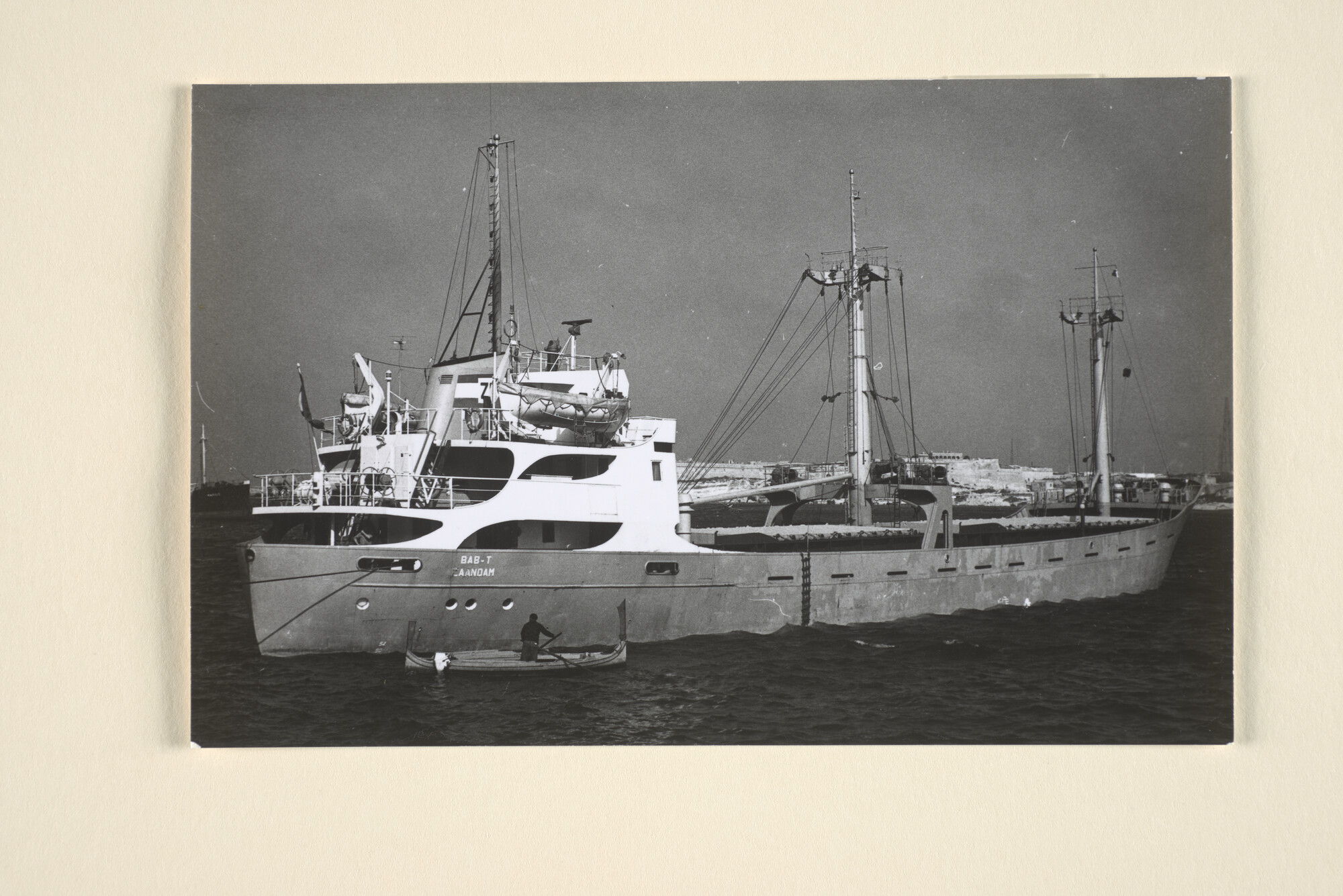 1996.1468; De coaster ms. Bab T. uit Zaandam ligt afgemeerd in de haven van Valetta [...]; foto