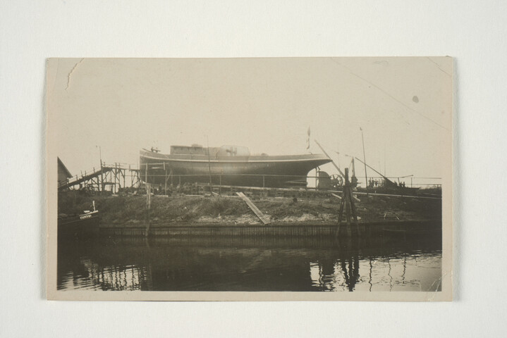 S.5219(12)0496; Foto's van de tewaterlating van de stoomsleepboot 'Maria Henriëtte Goedkoop' gebouwd op de langshelling van de ASM bakboordaanzicht; fotoreportage