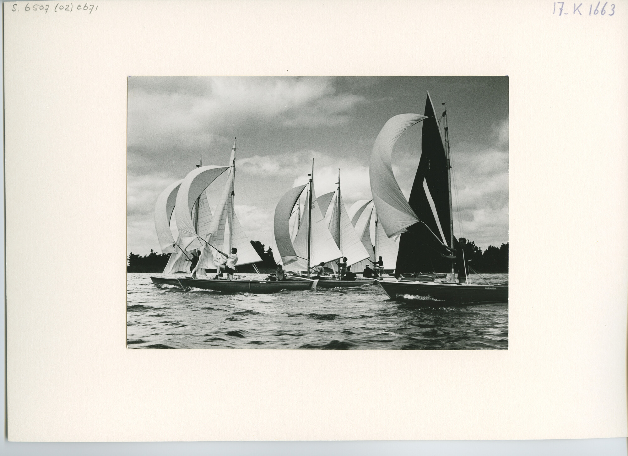 S.6507(02)0671.03; Zwart-wit foto van de Vrijheidsklasse op de Hillegersbergse Plas, het Braassemermeer en de Loosdrechtse Plassen; foto