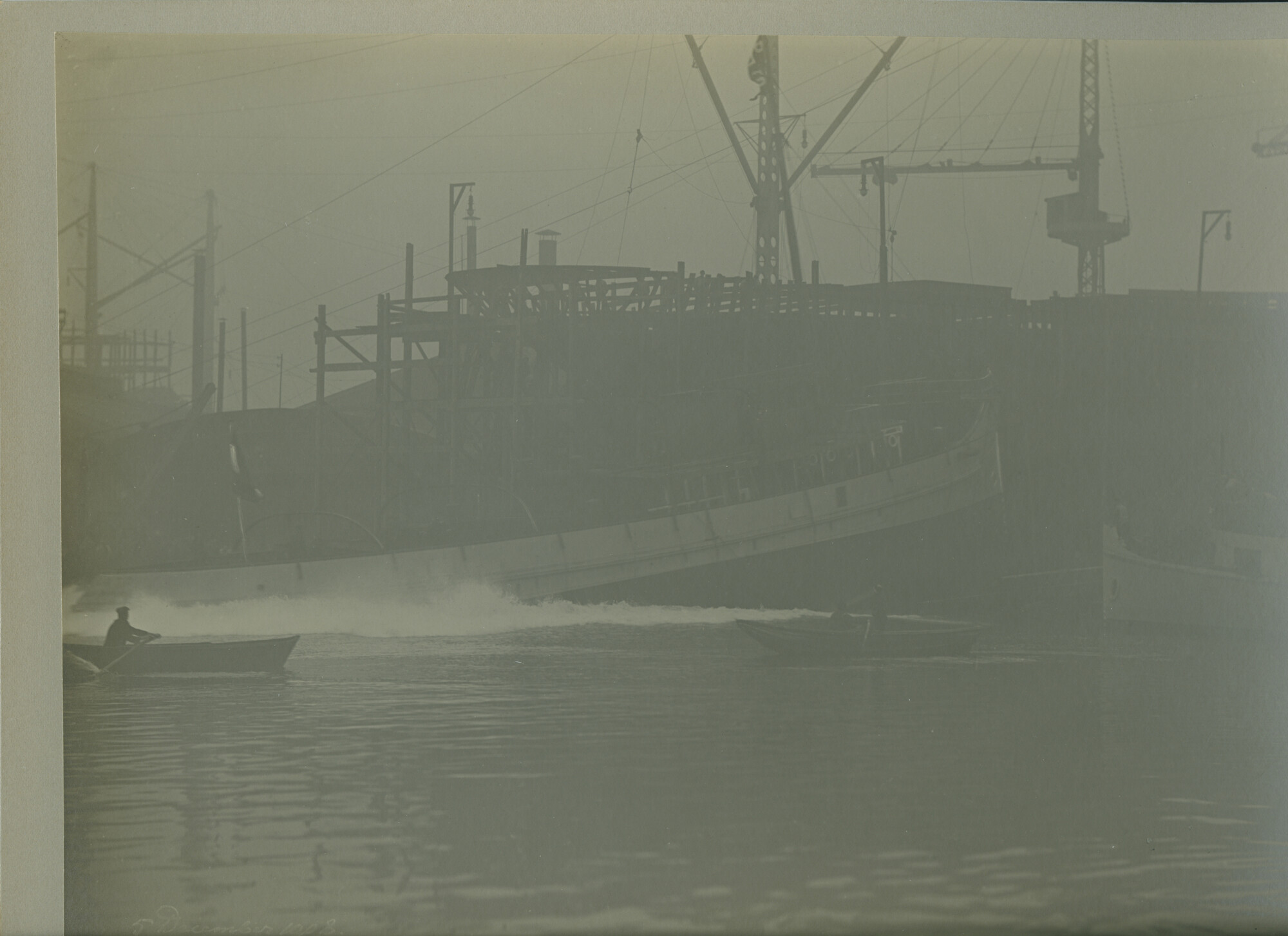 S.5444(0242)1; Foto van de tewaterlating van de zeesleepboot ss. Pluto; foto