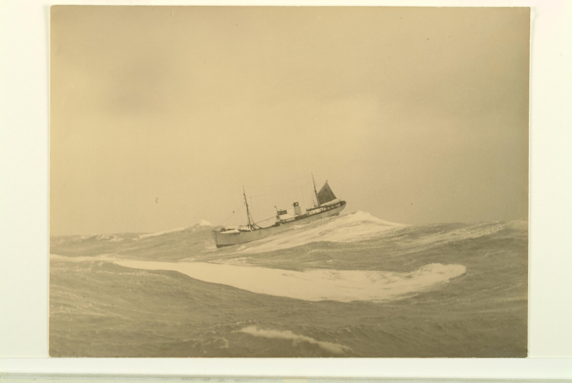 1997.1625; fotos van de stoomtrawler Antje gezien op zee tijdens een herfststorm [...]; fotoreportage