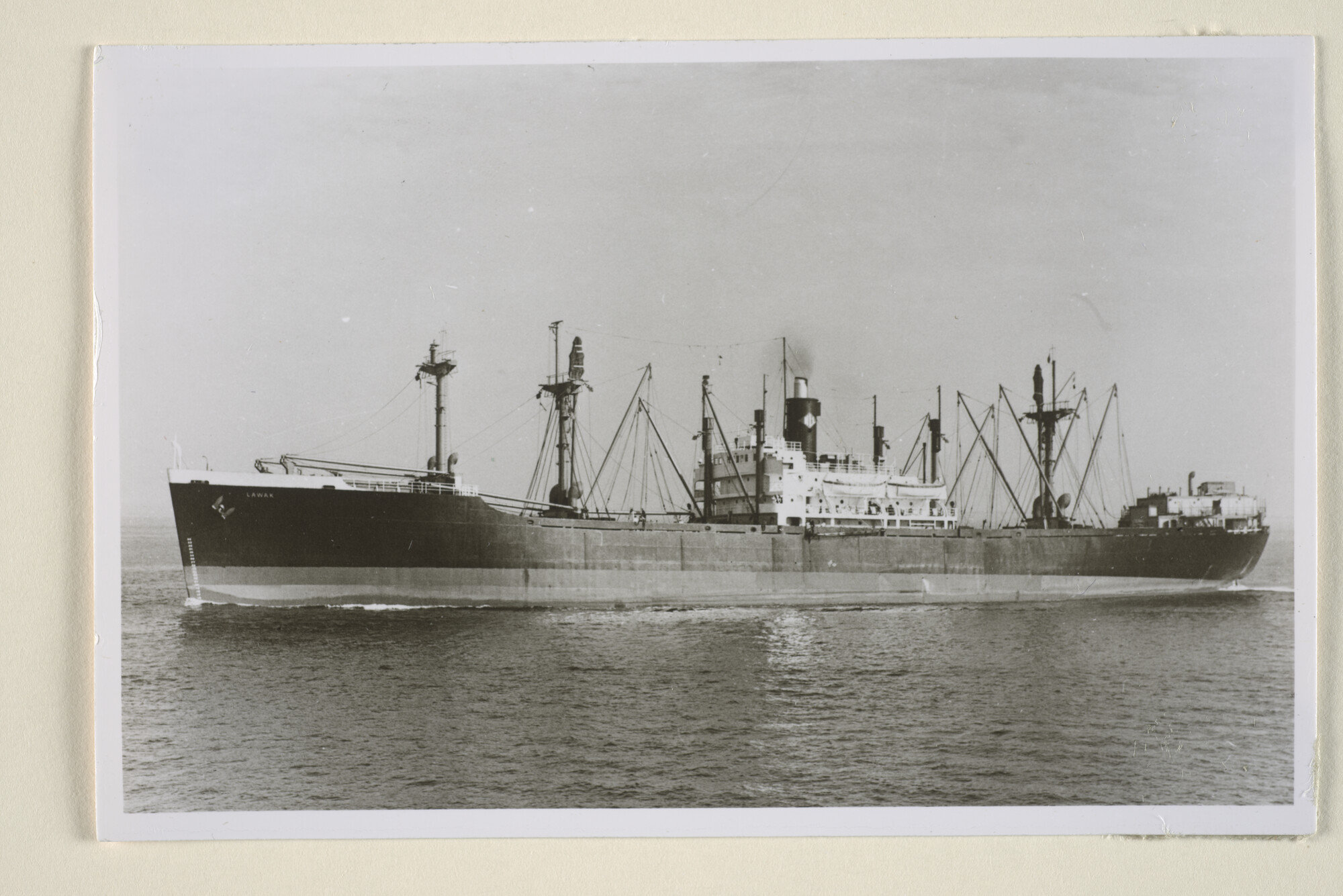 1995.1817; Het vrachtschip Lawak van de SMN op zee; foto