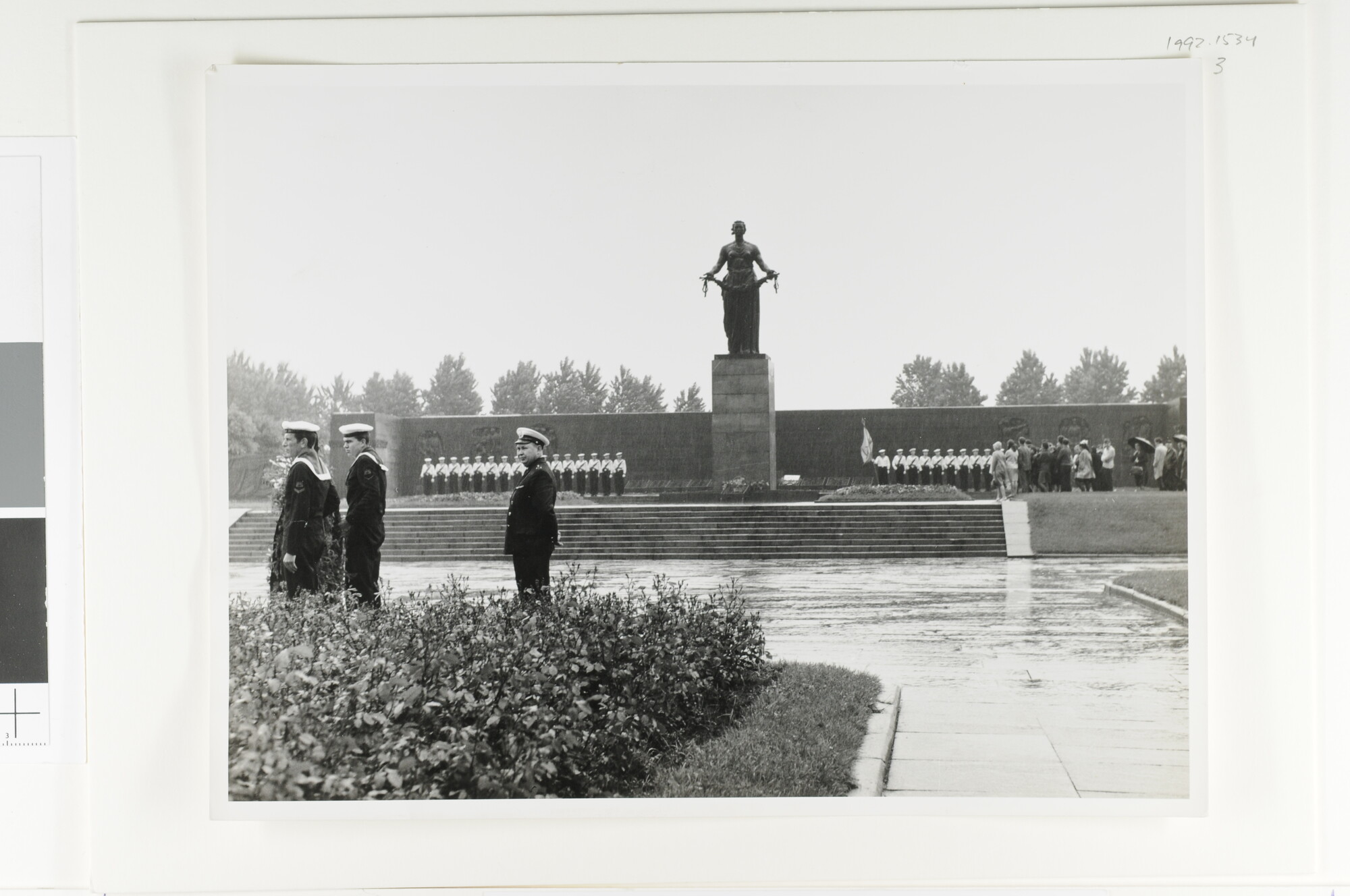 1992.1534; De kranslegging door de bemanning van het opnemingsvaartuig Hr.Ms. Snellius [...]; fotoreportage