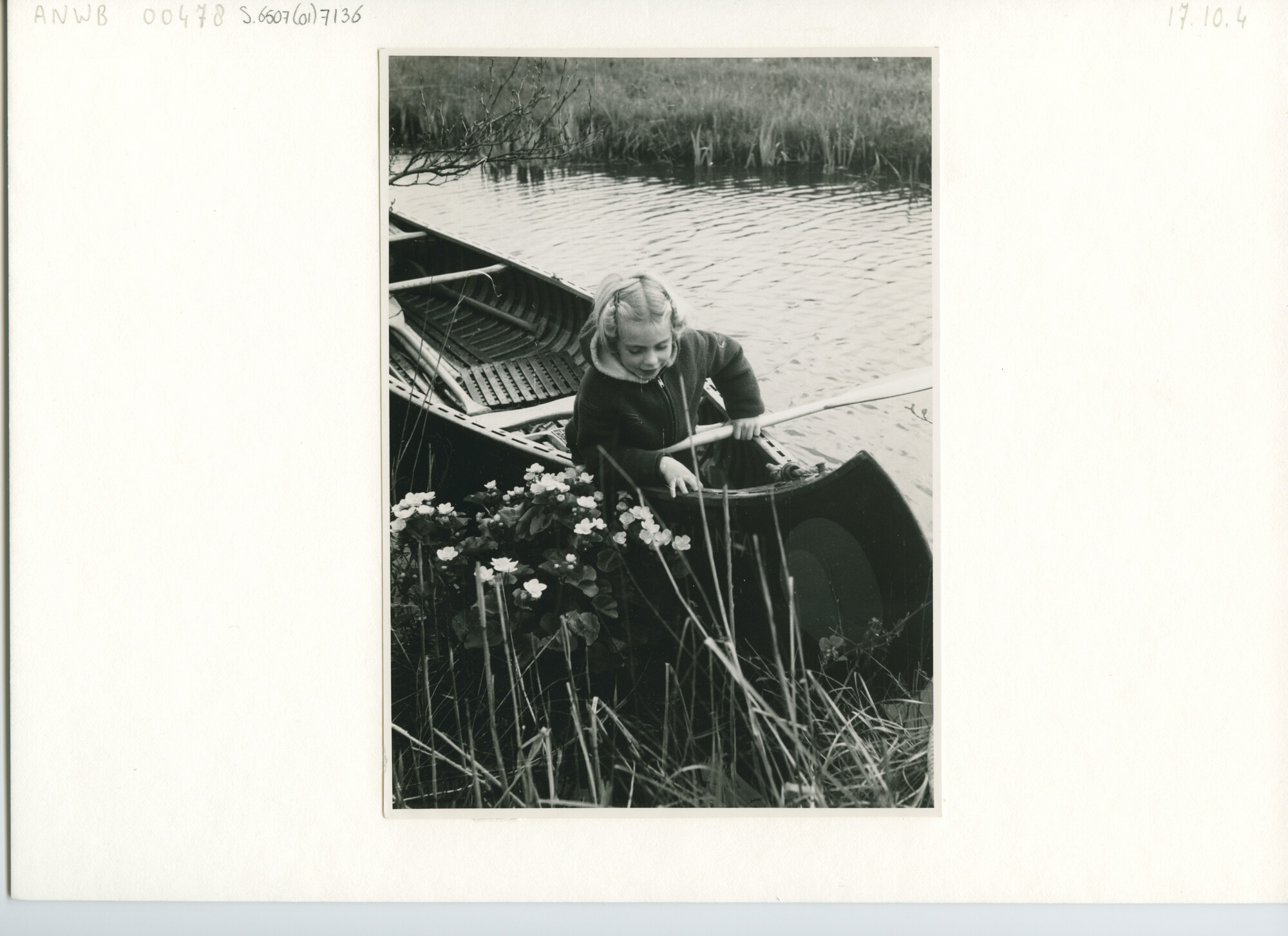 S.6507(01)7136; Foto van meisje in kano tijdens het voorjaar; foto