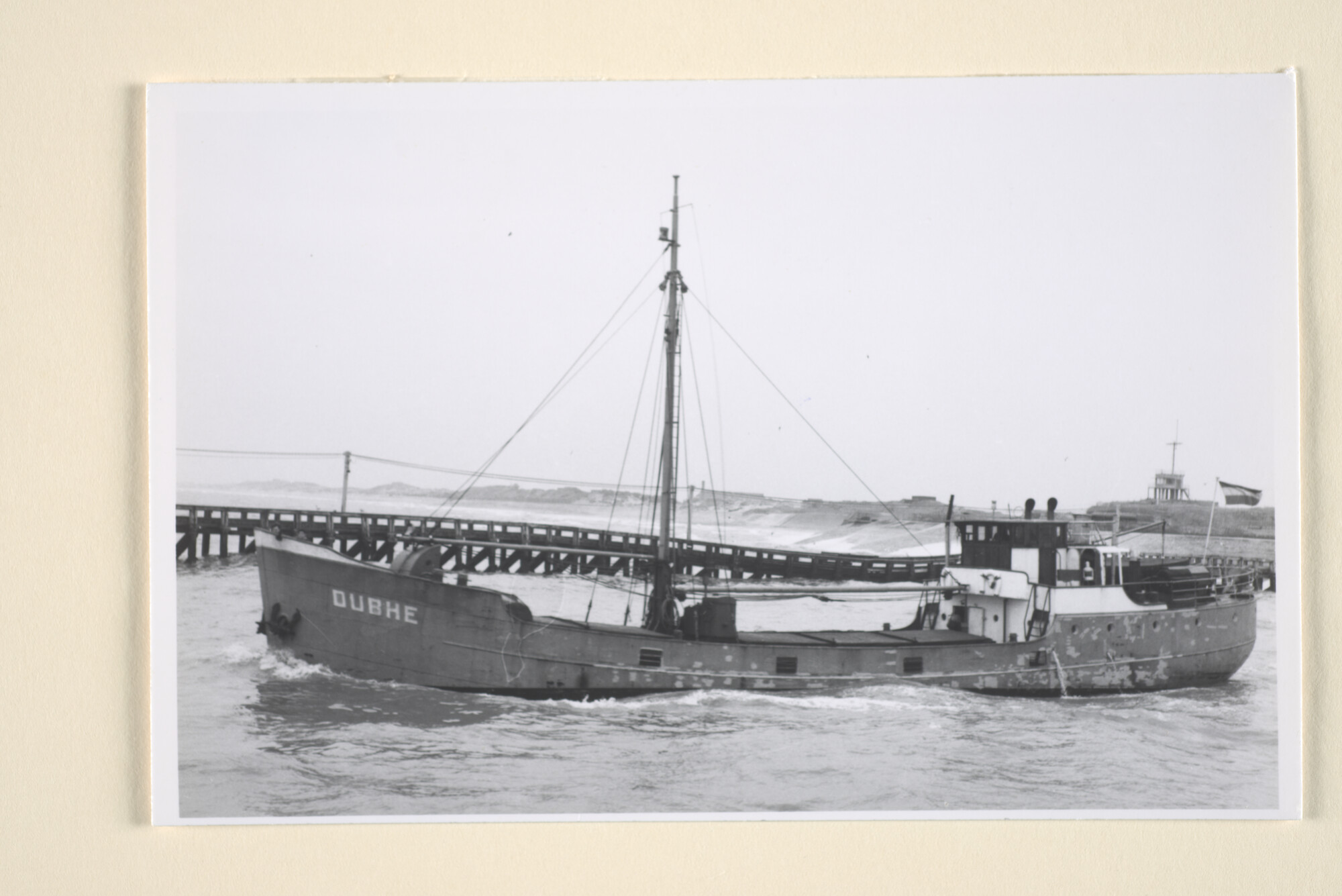 1996.2057; De coaster ms. Dubhe (ex- Abro) van P. Smeltkop & H.J. Engelsman uit Delfzijl [...]; foto