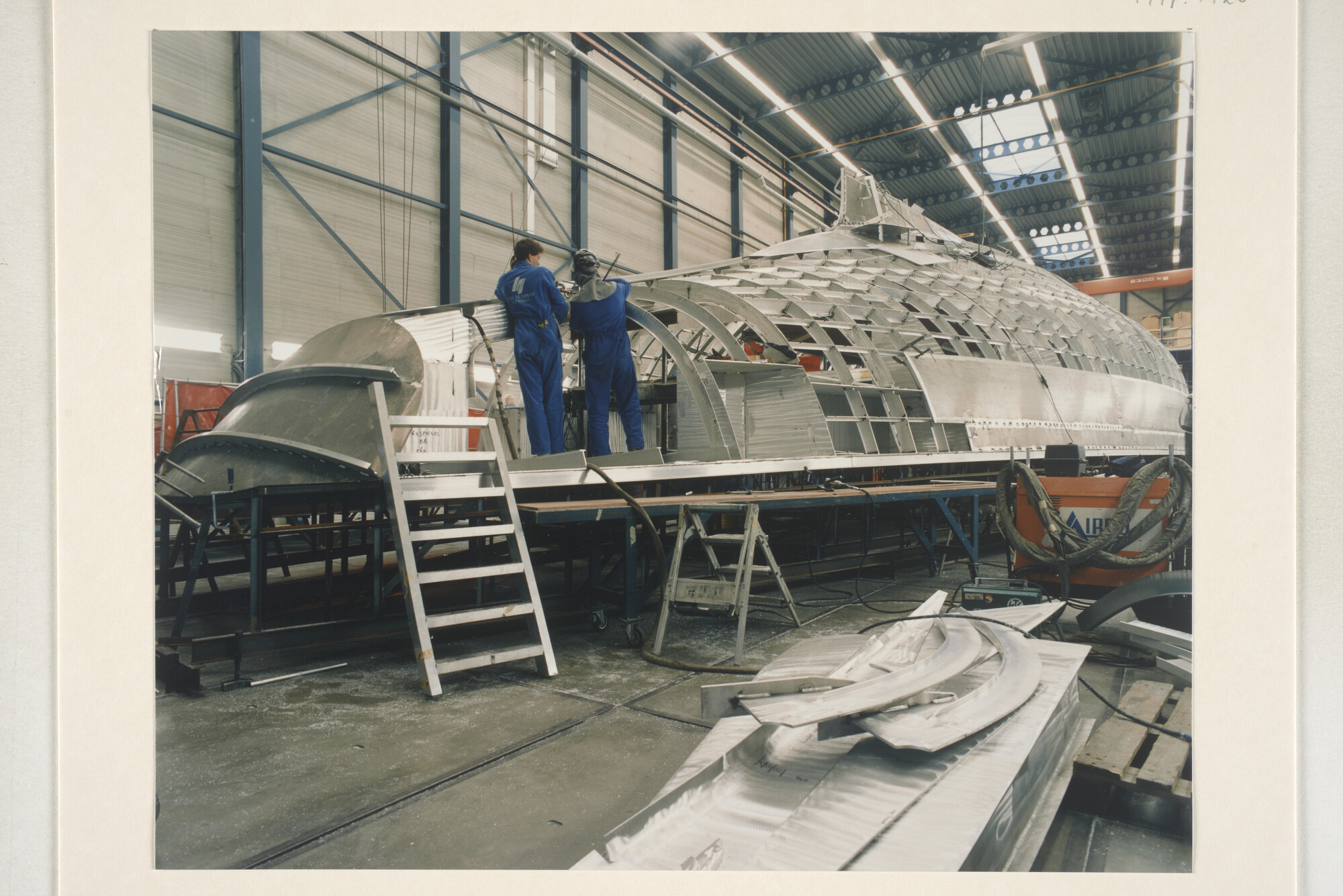 1997.1420; Kleurenfoto van de bouw van een aluminium jacht bij Royal Huisman Shipyard te Vollenhoven; foto