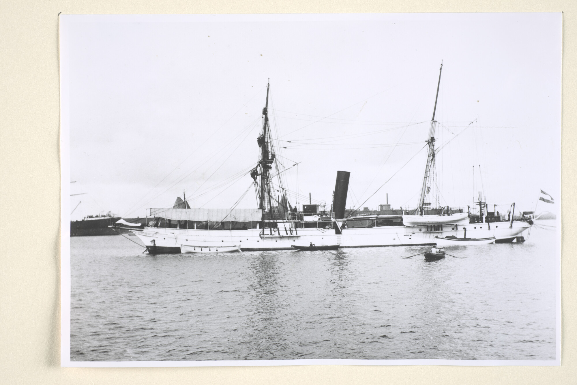 1994.7252; Het schroefstoomschip 4e klasse Hr.Ms. 'Lombok' voor anker liggend in de haven van Amsterdam; foto