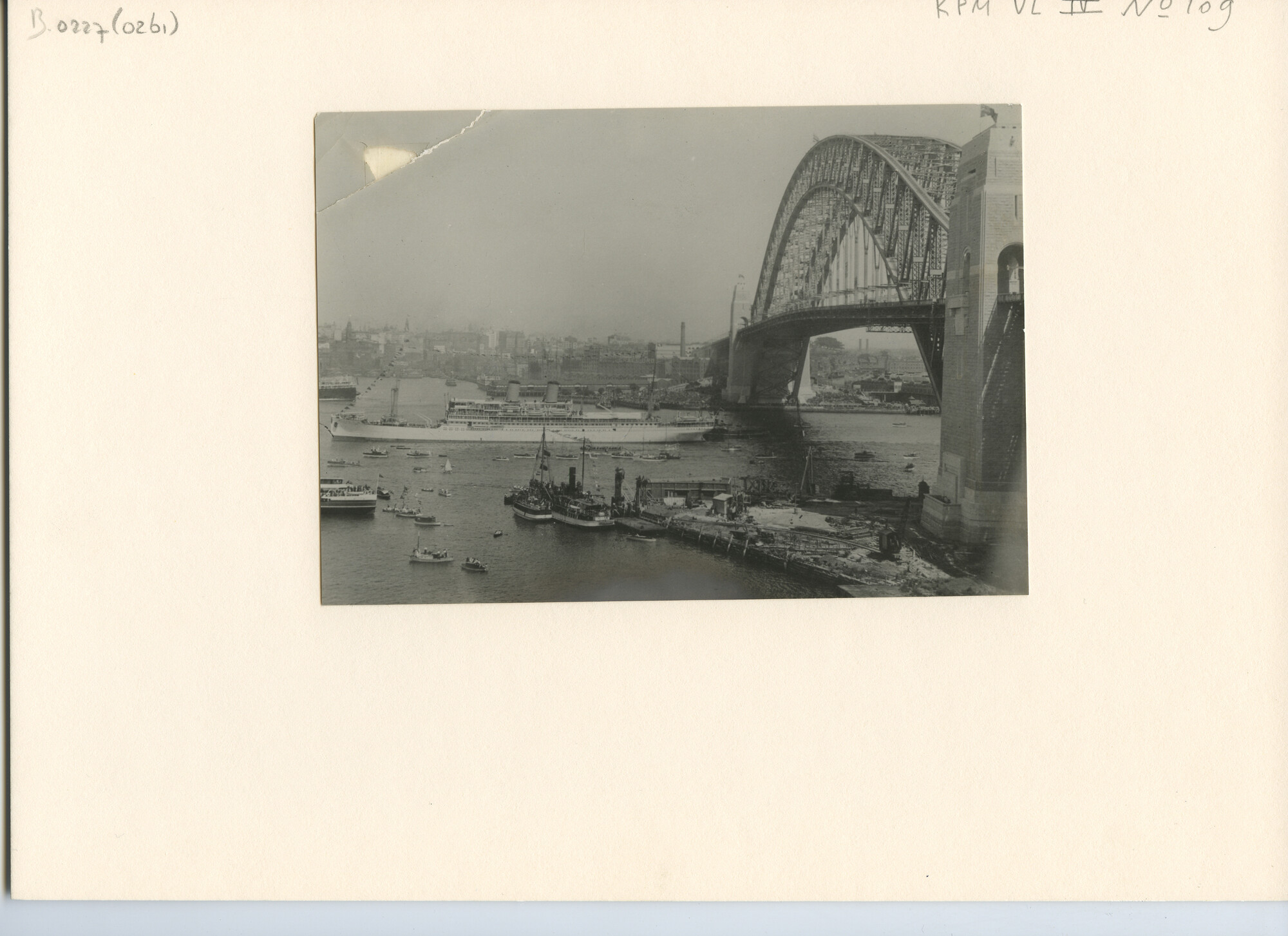 B.0227(0261); Foto van het passagiersschip ss. Nieuw Zeeland van de KPM passeert de Sydney Harbour Bridge bij aankomst te Sydney; foto