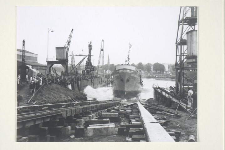 S.5219(12)0082; Foto's van de doop en de tewaterlating van de kustvaarder ms. 'Oosterburgh' van Wm; fotoreportage