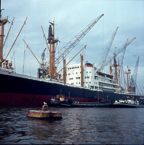 S.9100(0326); Een schip van de VNS (V.N.S.) met NRM boot aan de Sumatrakade te Amsterdam; diapositief