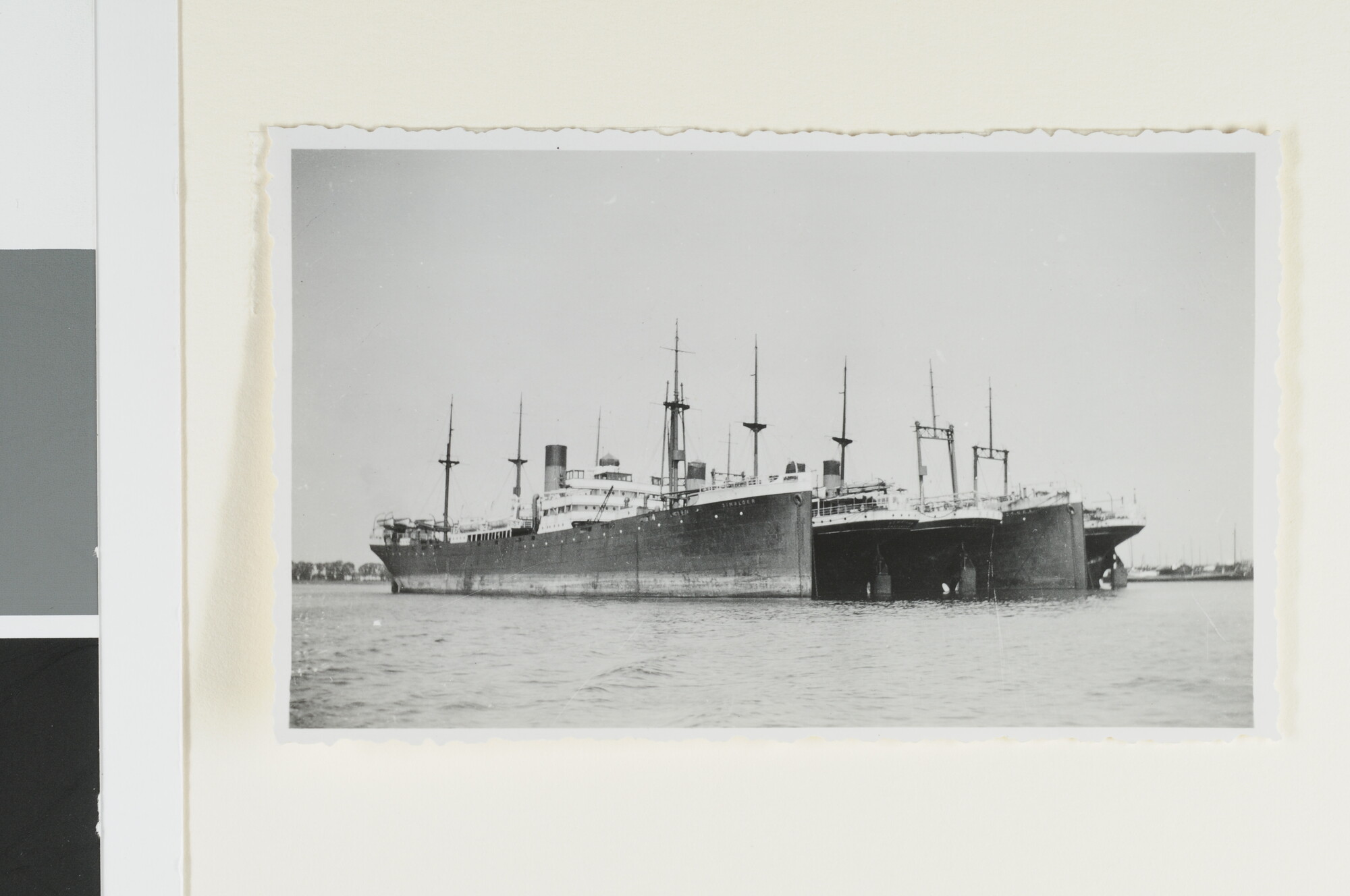 S.4380(04)419; Het vrachtschip ss. Simaloer met vier andere schepen; foto